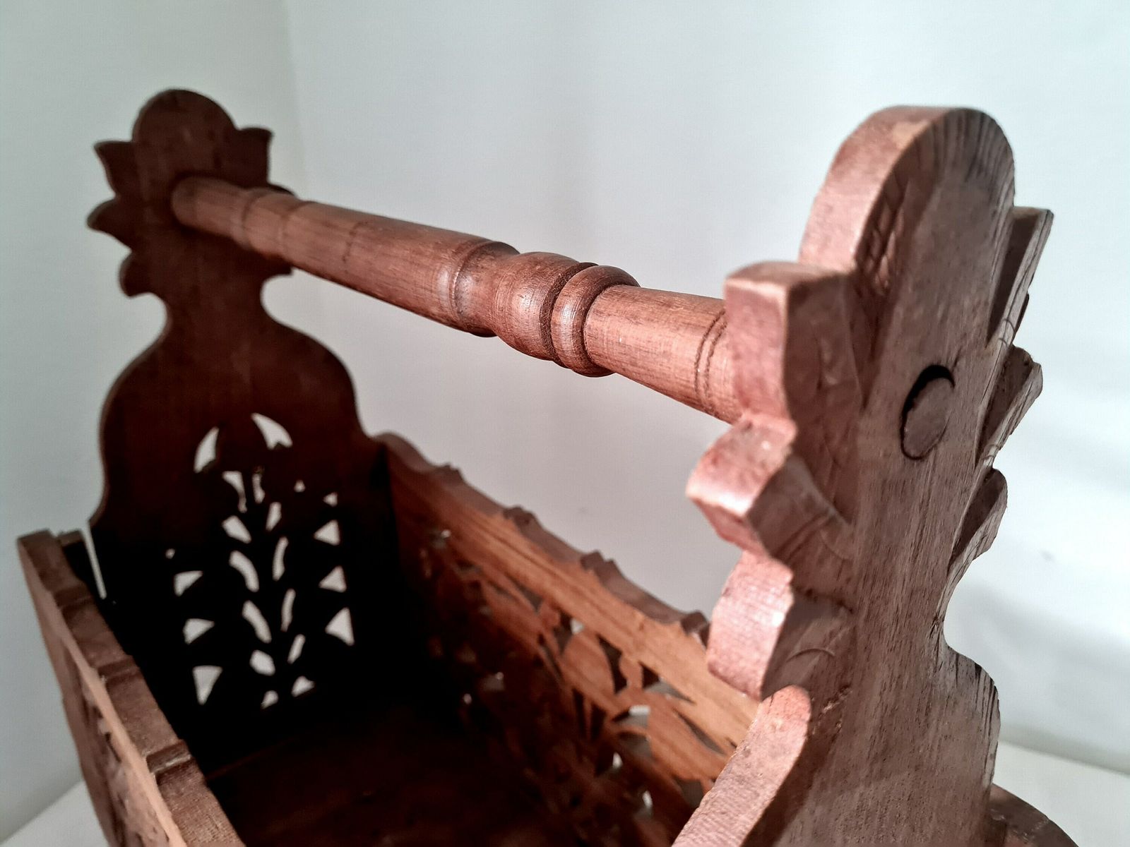 photo furniture Vintage Mid Century Houten Handgemaakt Gesneden Tijdschriftenhouder Jaren 80