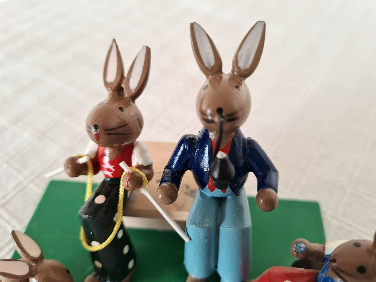 Vintage Decoratie Met 4 Paashazen – Handgeschilderd Houten Volkskunststuk Uit Het Erzgebirge, Gemaakt In Oost Duitsland photo vinterior