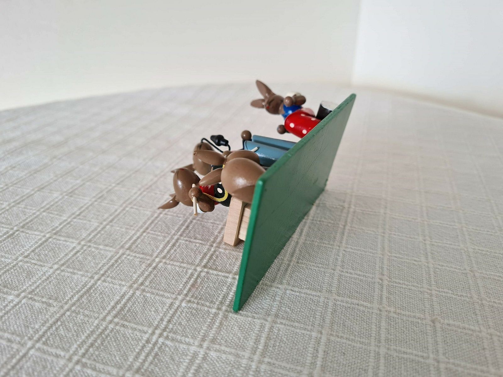 Vintage Decoratie Met 4 Paashazen – Handgeschilderd Houten Volkskunststuk Uit Het Erzgebirge, Gemaakt In Oost Duitsland photo buy