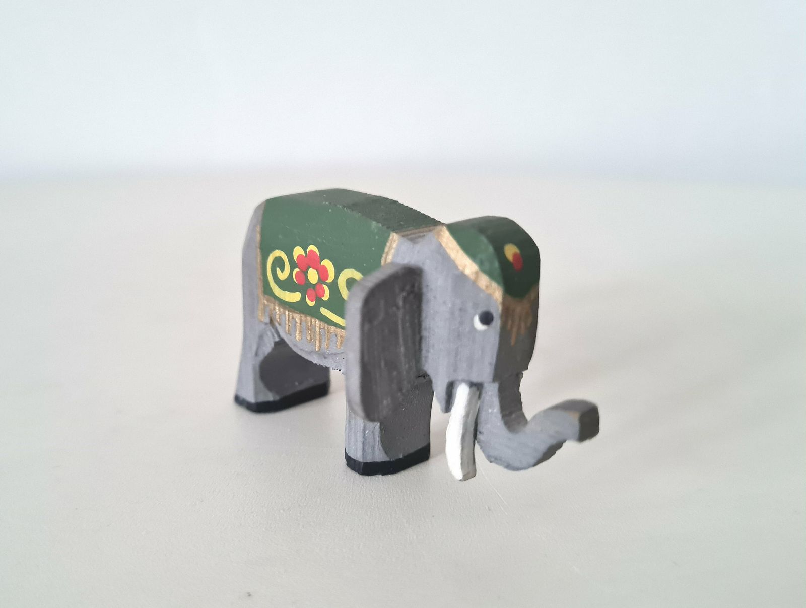 Vintage Erzgebirge Miniatuur Olifantfiguur – Houten Decoratie, Gemaakt In Oost Duitsland photo furniture