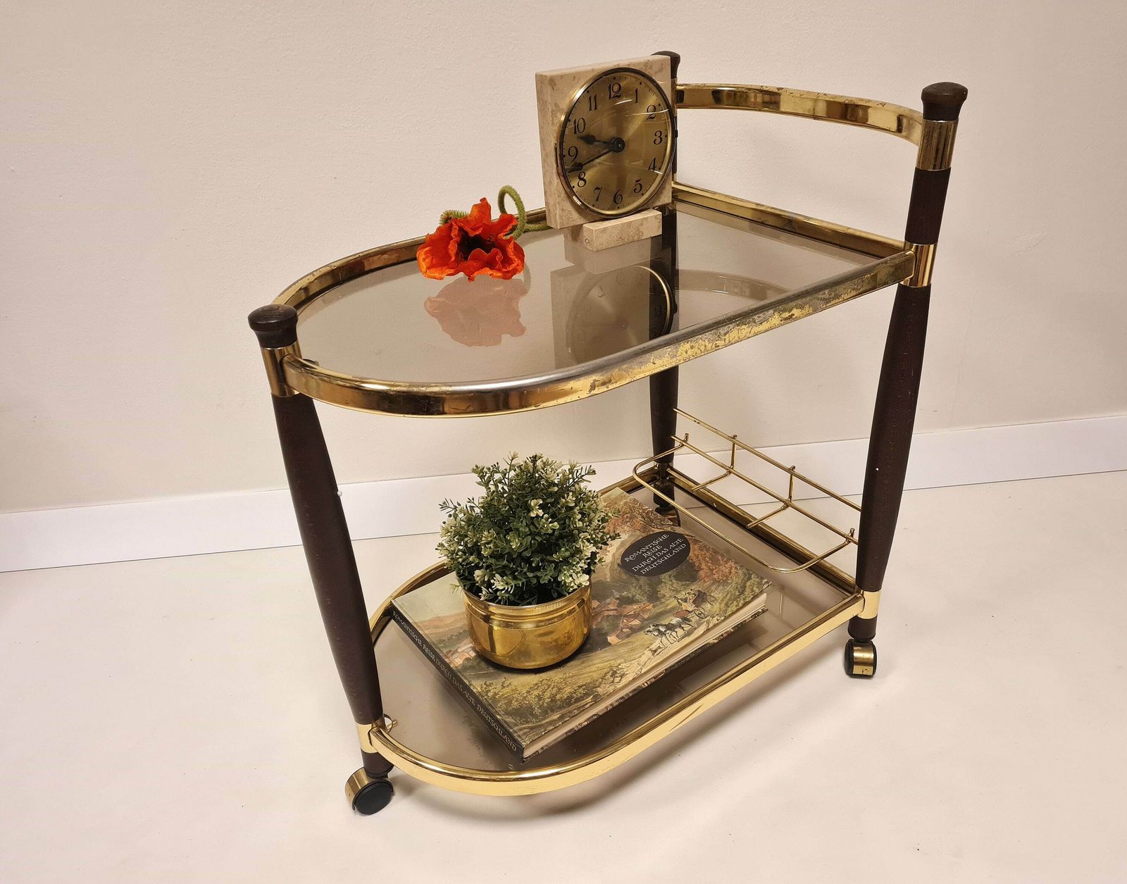 Vintage Mid Century Bartafel Met Messing, Hout En Rookglas, Op Wielen