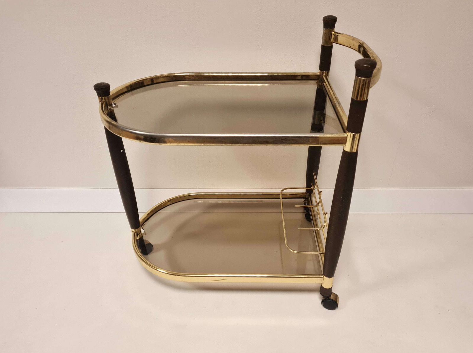 Vintage Mid Century Bartafel Met Messing, Hout En Rookglas, Op Wielen photo for sale