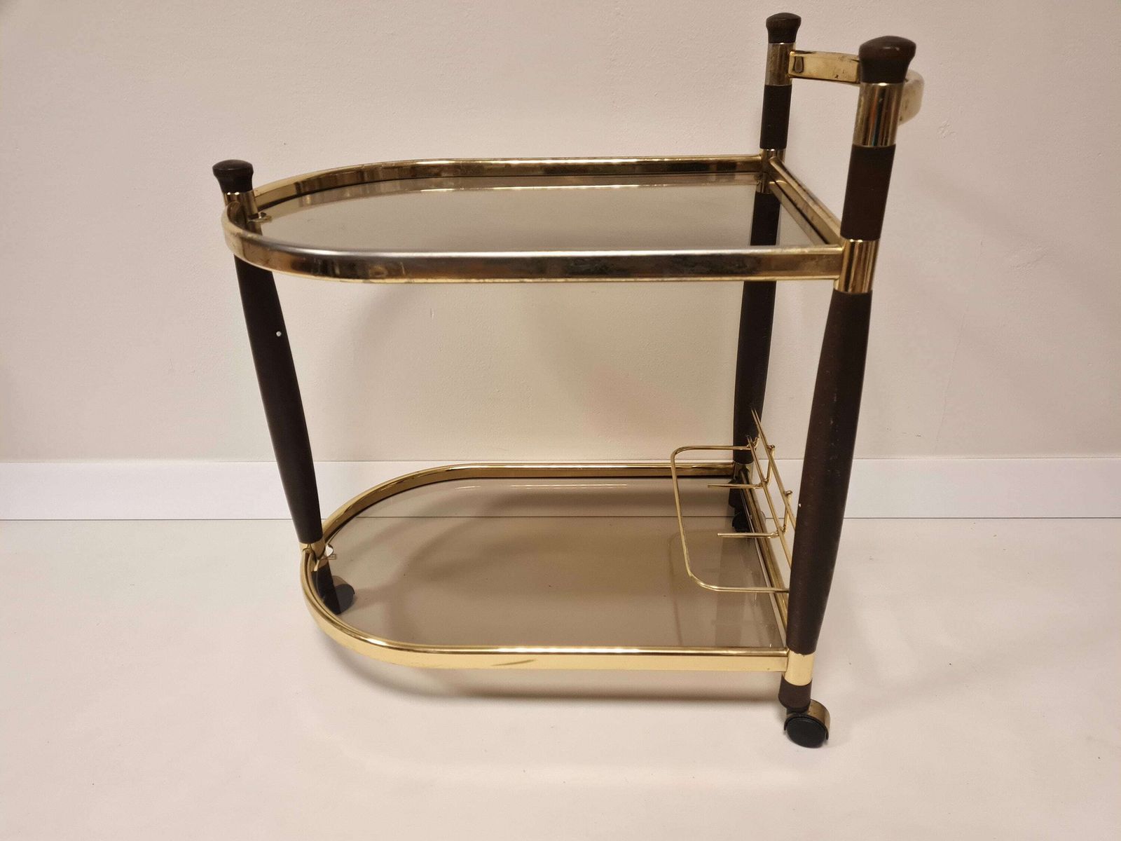 Vintage Mid Century Bartafel Met Messing, Hout En Rookglas, Op Wielen photo Meubels