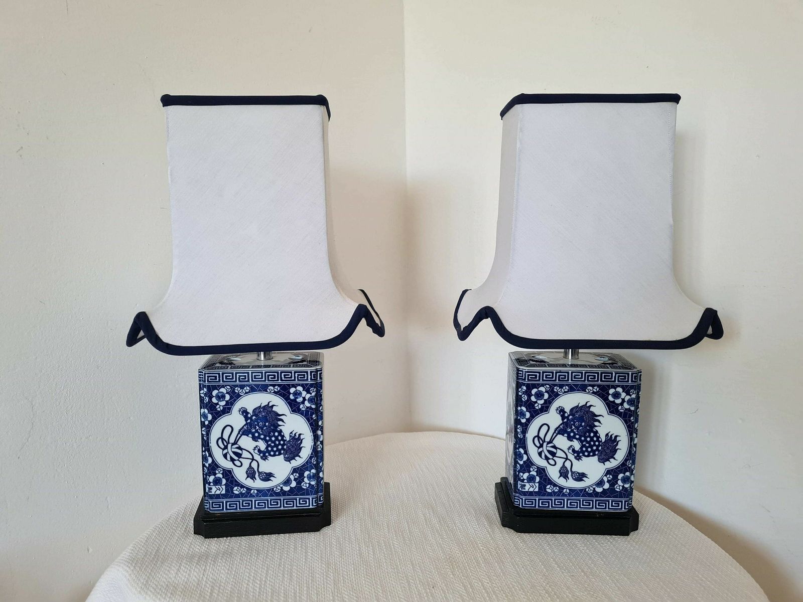 Vintage – Stel Van Twee Chinese Lampen Met Keramieken Voet En Katoenen Kap photo furniture