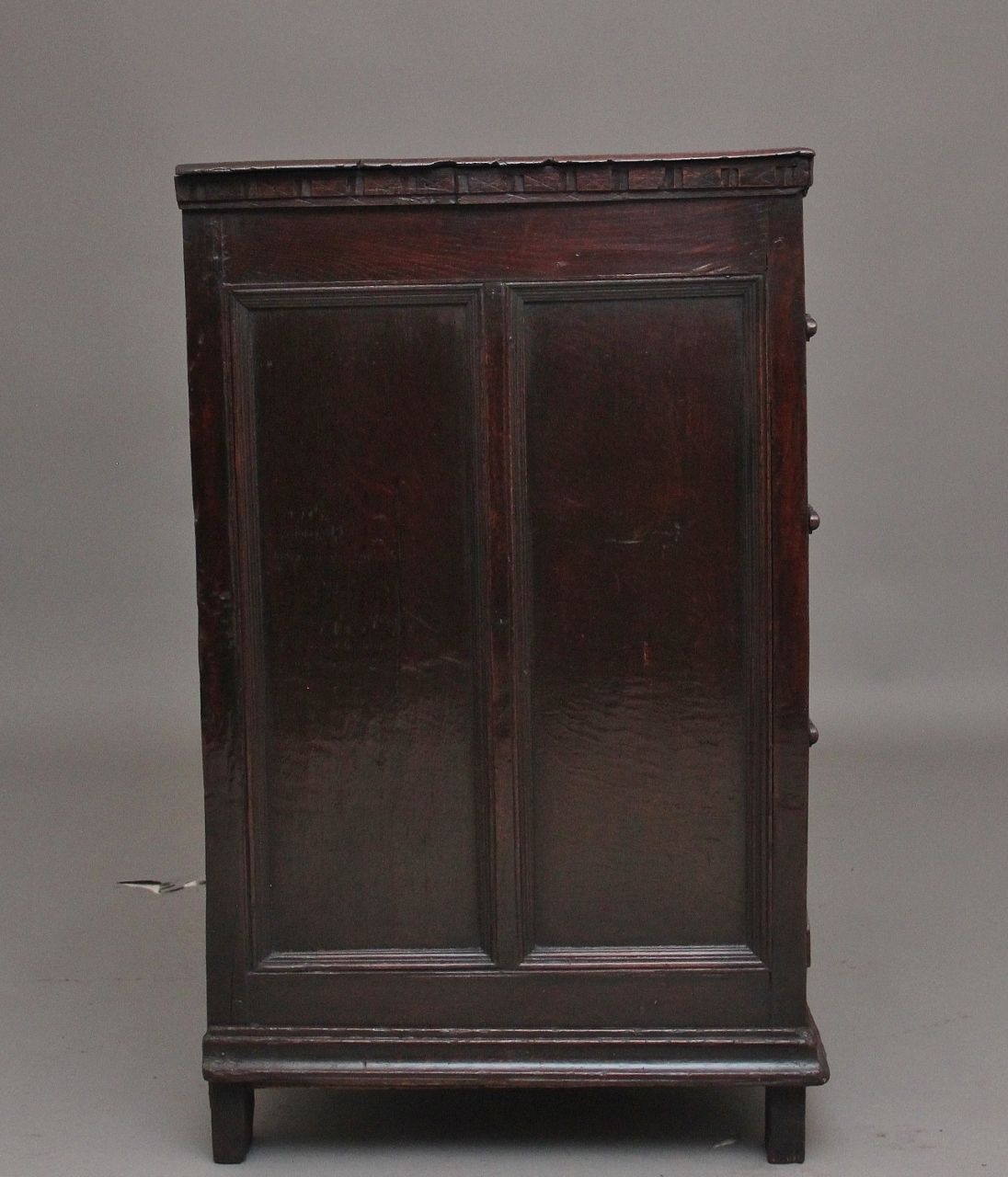 Early 18th Century Oak Moulded Front Chest Of Drawers From The Stuart Period photo vinterior