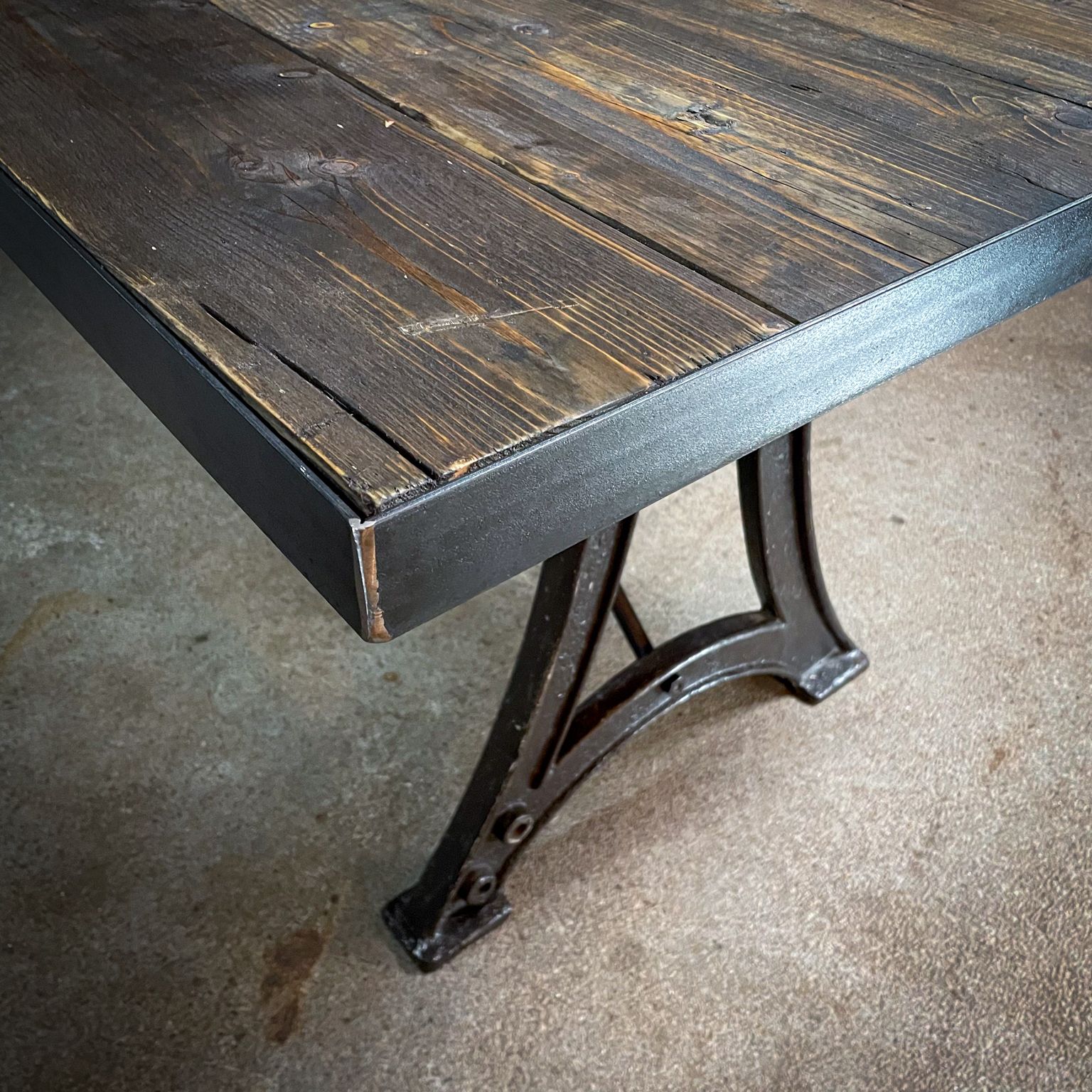 Industriële Eettafel Op Diamantslijpermachineonderstel – Vivre Crafts photo buy