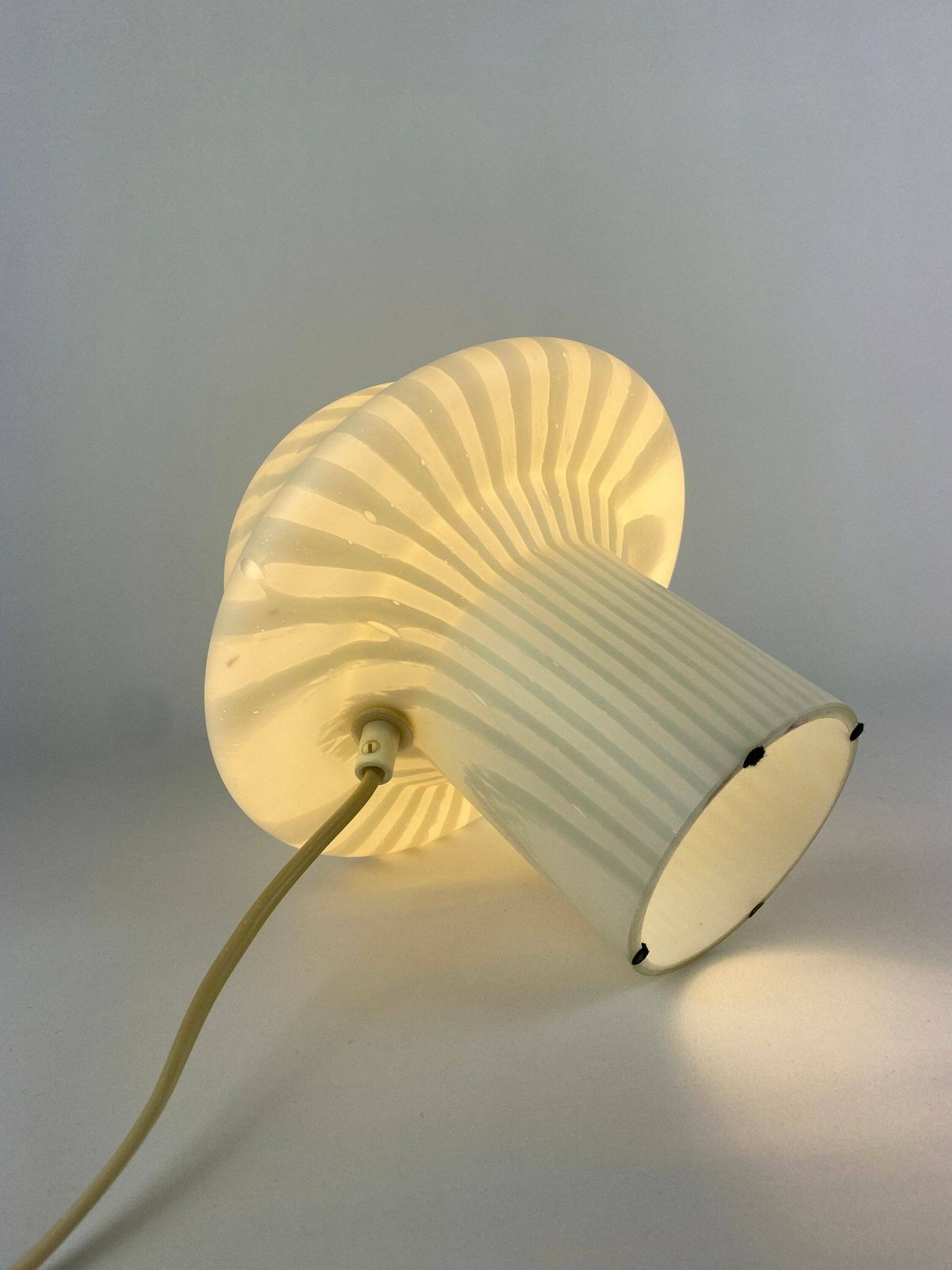 Wit Glazen Paddenstoellamp Met Zebraprint – Peill Und Putzler, 1970 photo for sale
