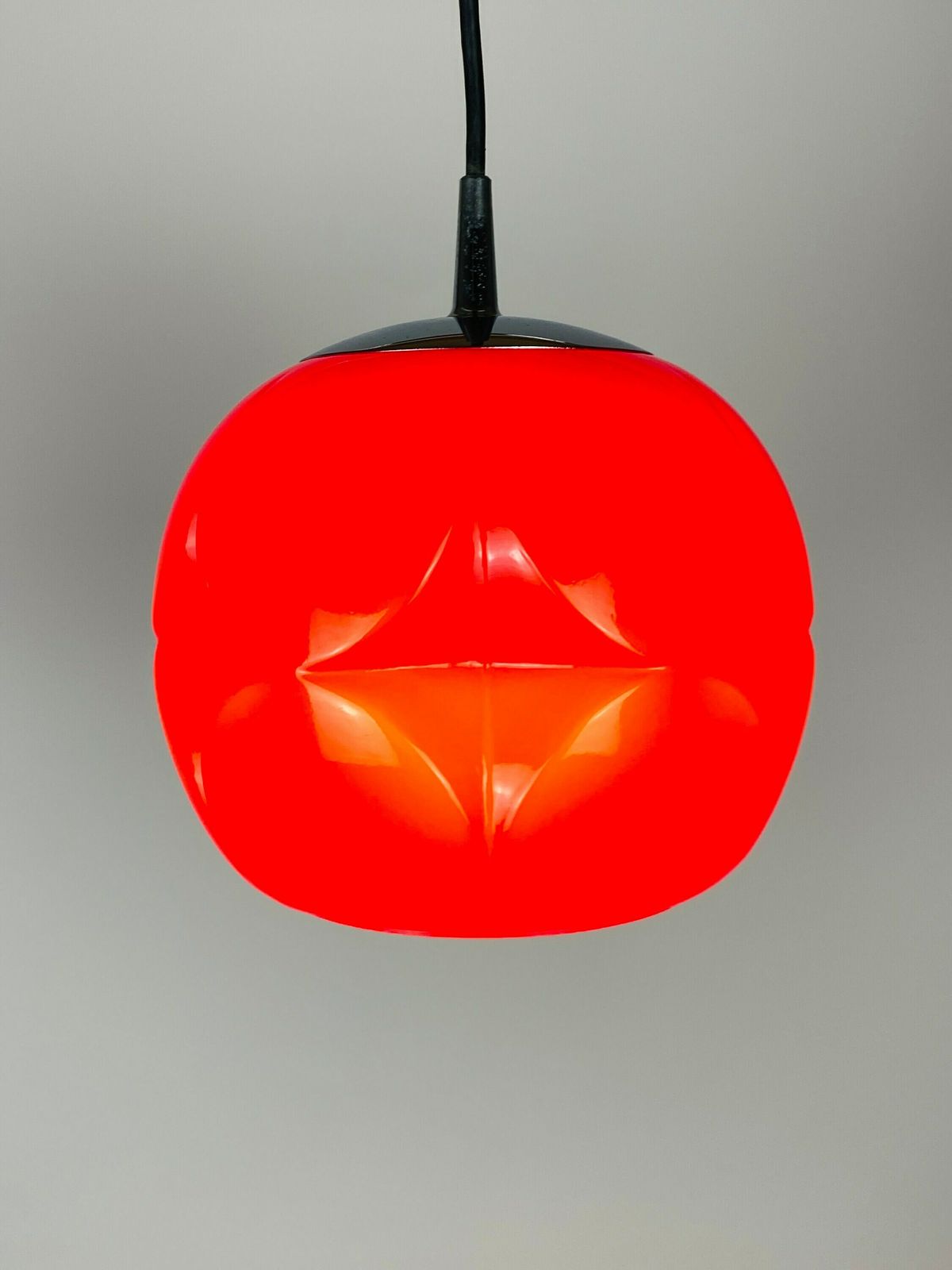 photo furniture Set Van Twee Vintage Peill & Putzler Glazen Rode Hanglampen – Artichoke – Duits Design, 1960