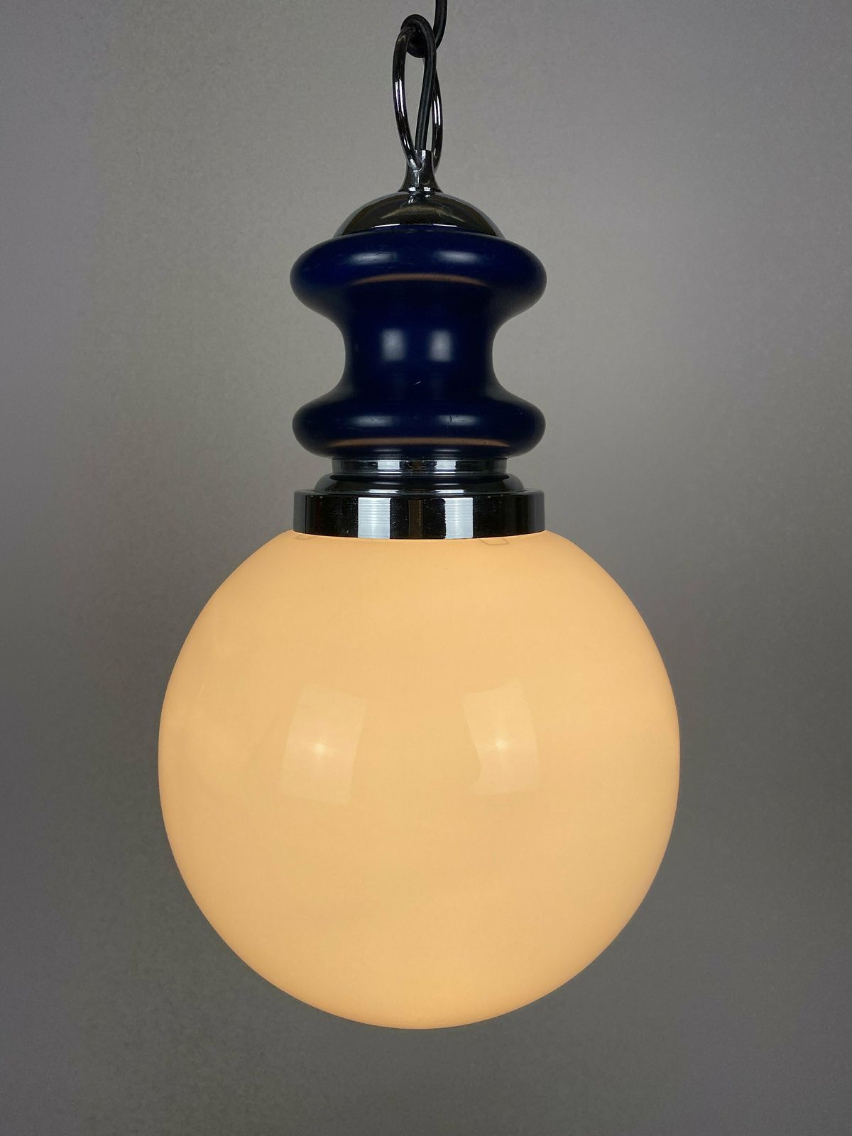 photo furniture Vintage Glazen Bollamp Met Blauw Metalen Fitting 1970