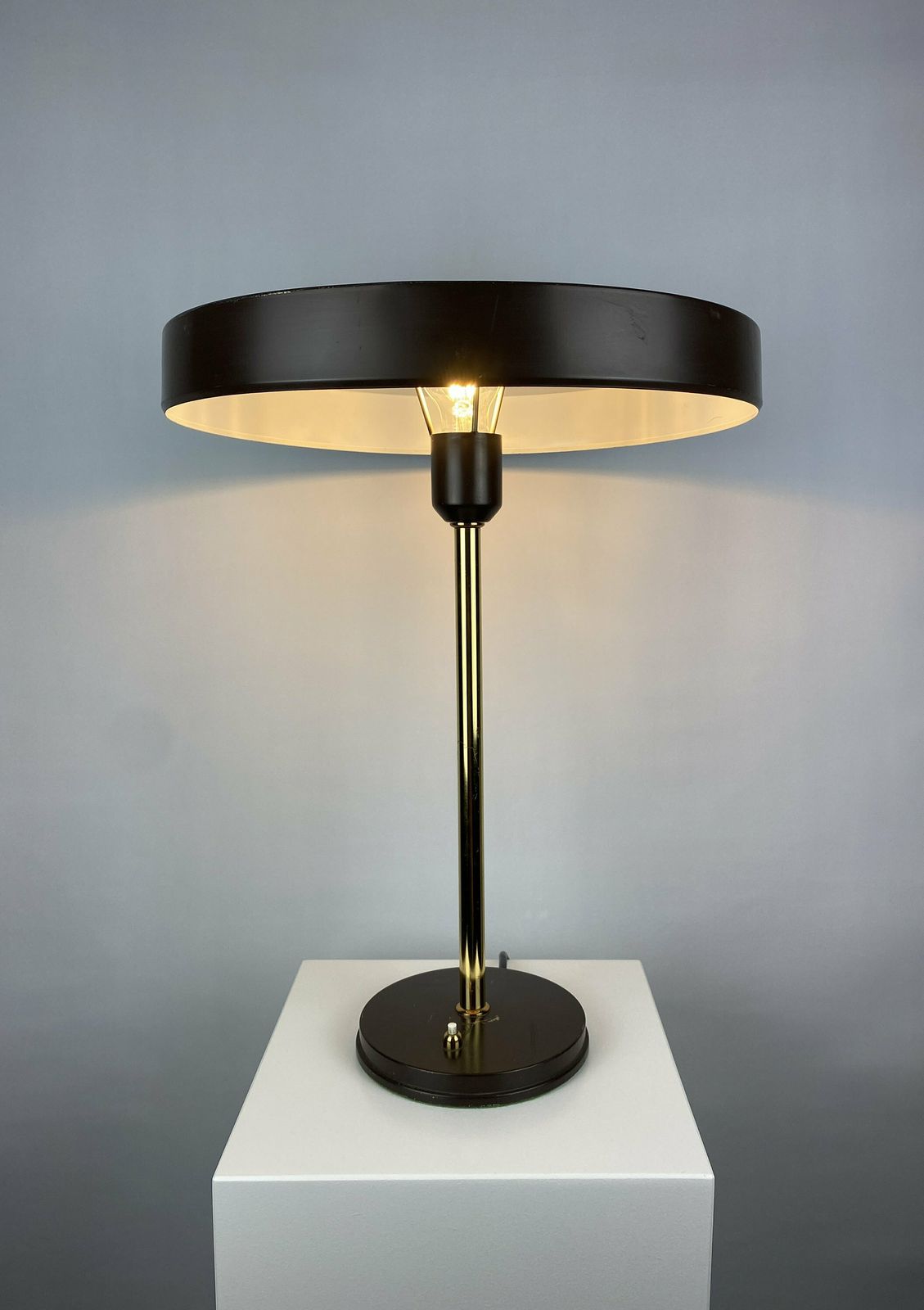 Eén Van Acht Bruine En Gouden Tafellamp Timor 69 Van Louis Kalff Voor Philips, 1970