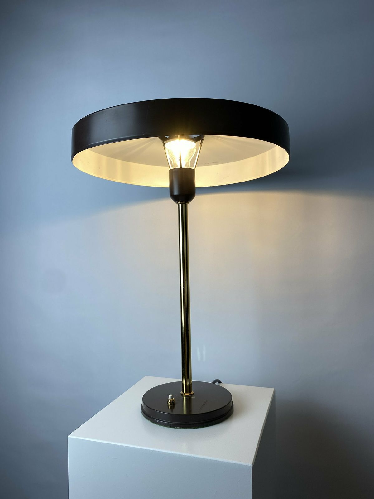 Eén Van Acht Bruine En Gouden Tafellamp Timor 69 Van Louis Kalff Voor Philips, 1970 photo for sale