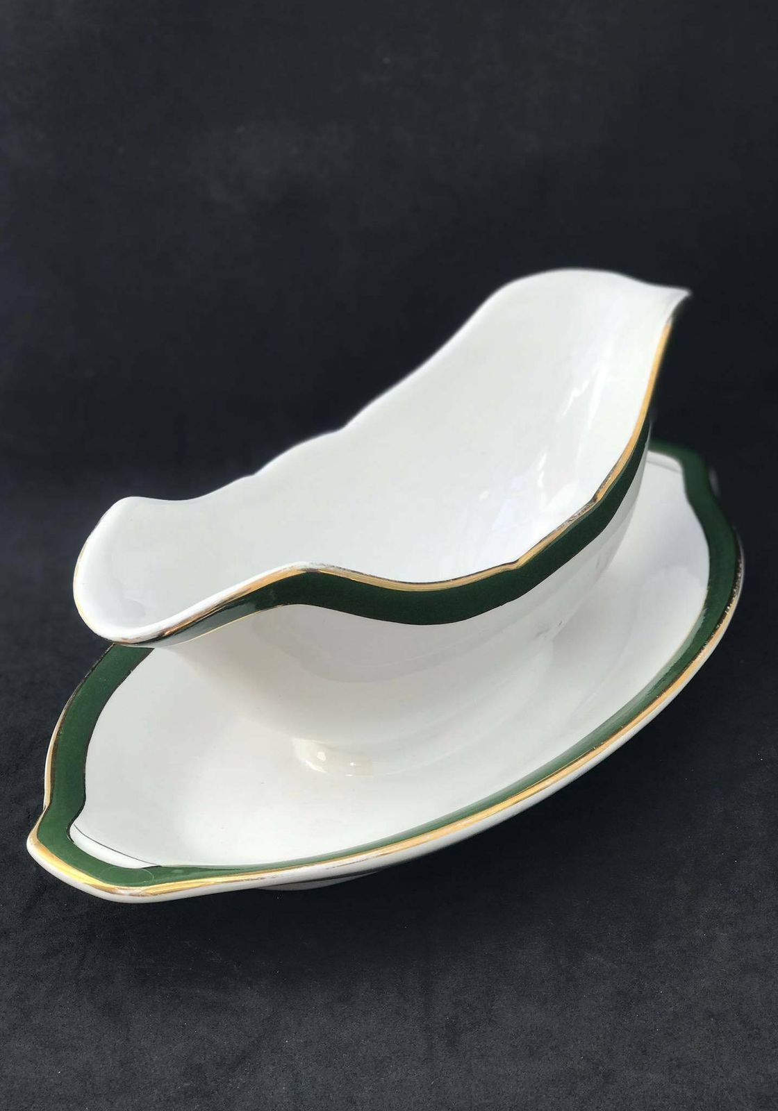 photo furniture Antiek Sauskom Met Onderschotel – Villeroy & Boch Mettlach – Groene Rand Met Goud – 19e Eeuw – Duits Porselein
