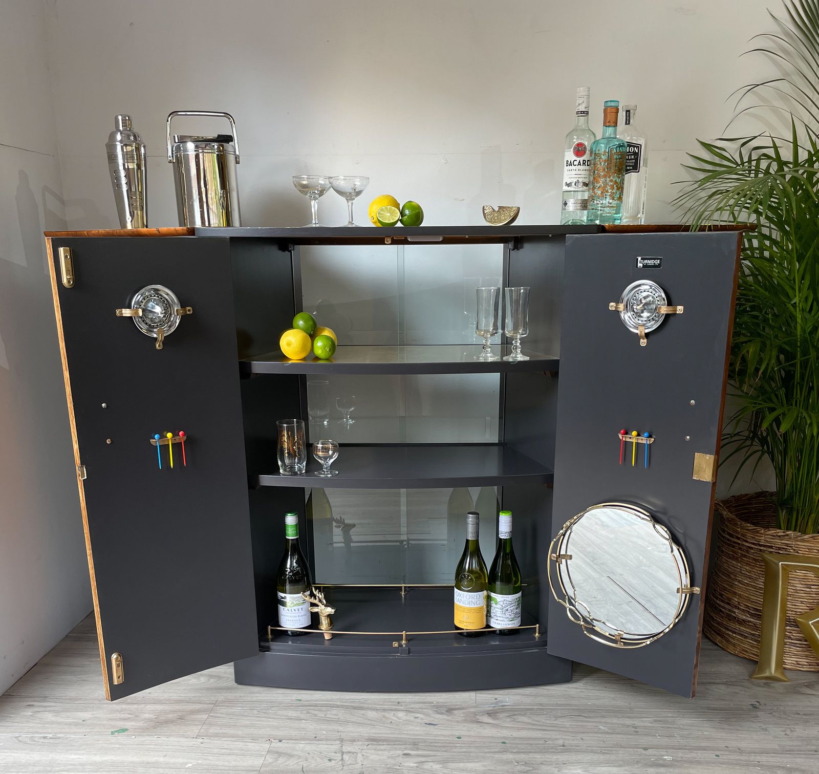 photo vinterior Metamorphic Drinks Bar By Turnidge Of London Refurbished