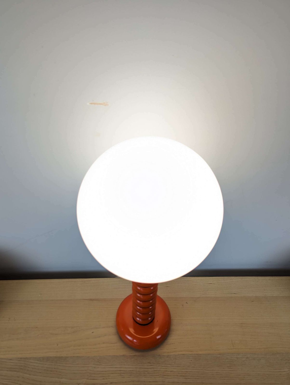 photo vinterior Fabulous Italian Mid Century Lamp With An Opaline Lamp Shade With An Enamel Base