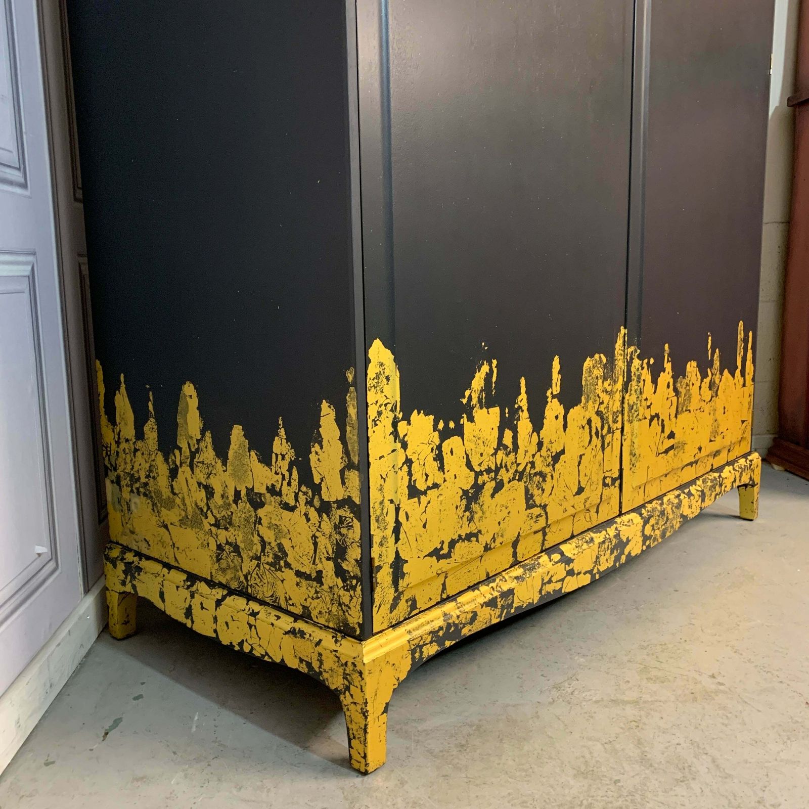Stag Wardrobe Painted Black & Gold Leaf Flame Details Double Wardrobe photo 925.0