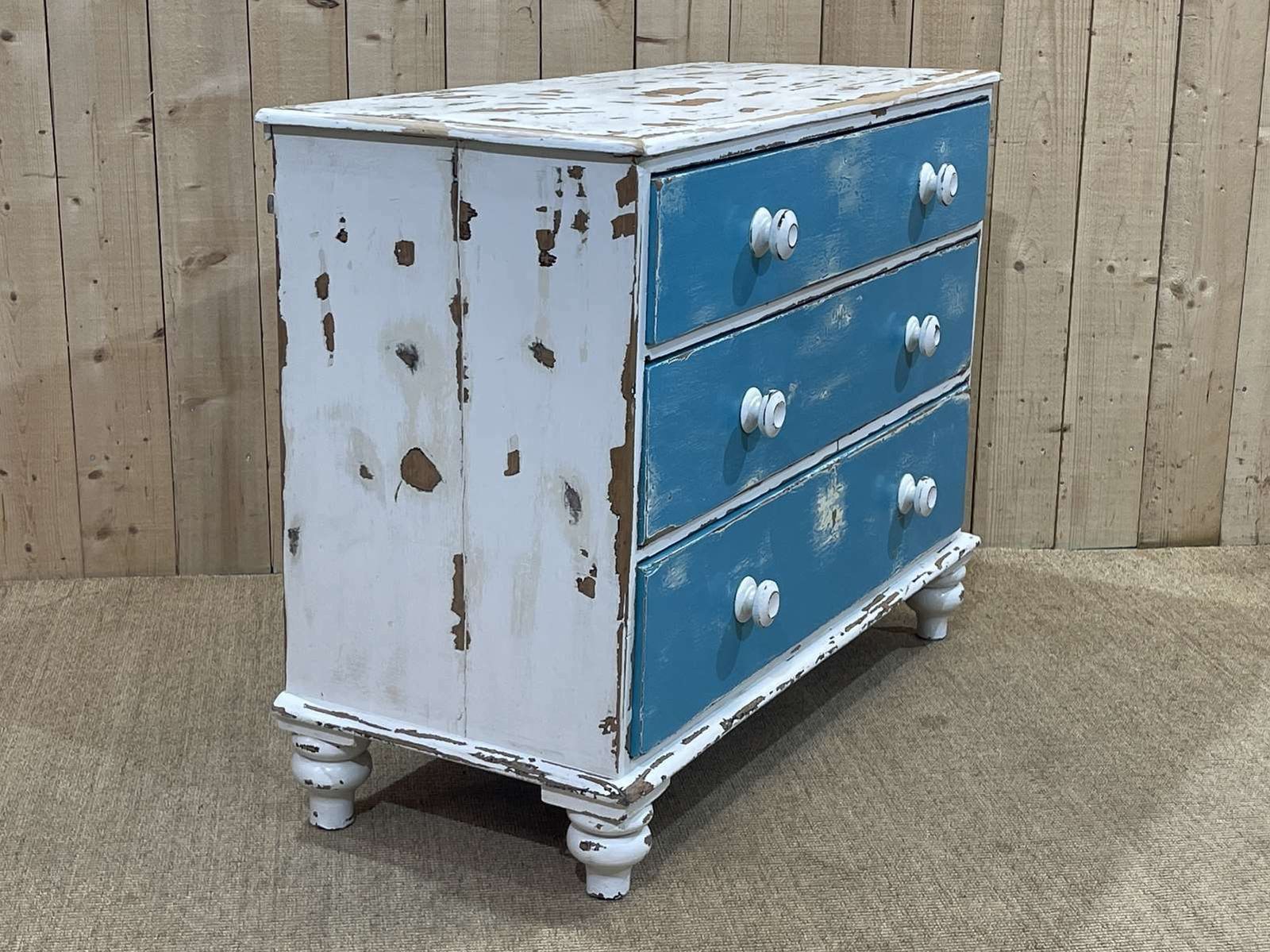 photo furniture Victorian 19th Century Chest Of Drawers In Painted Fir