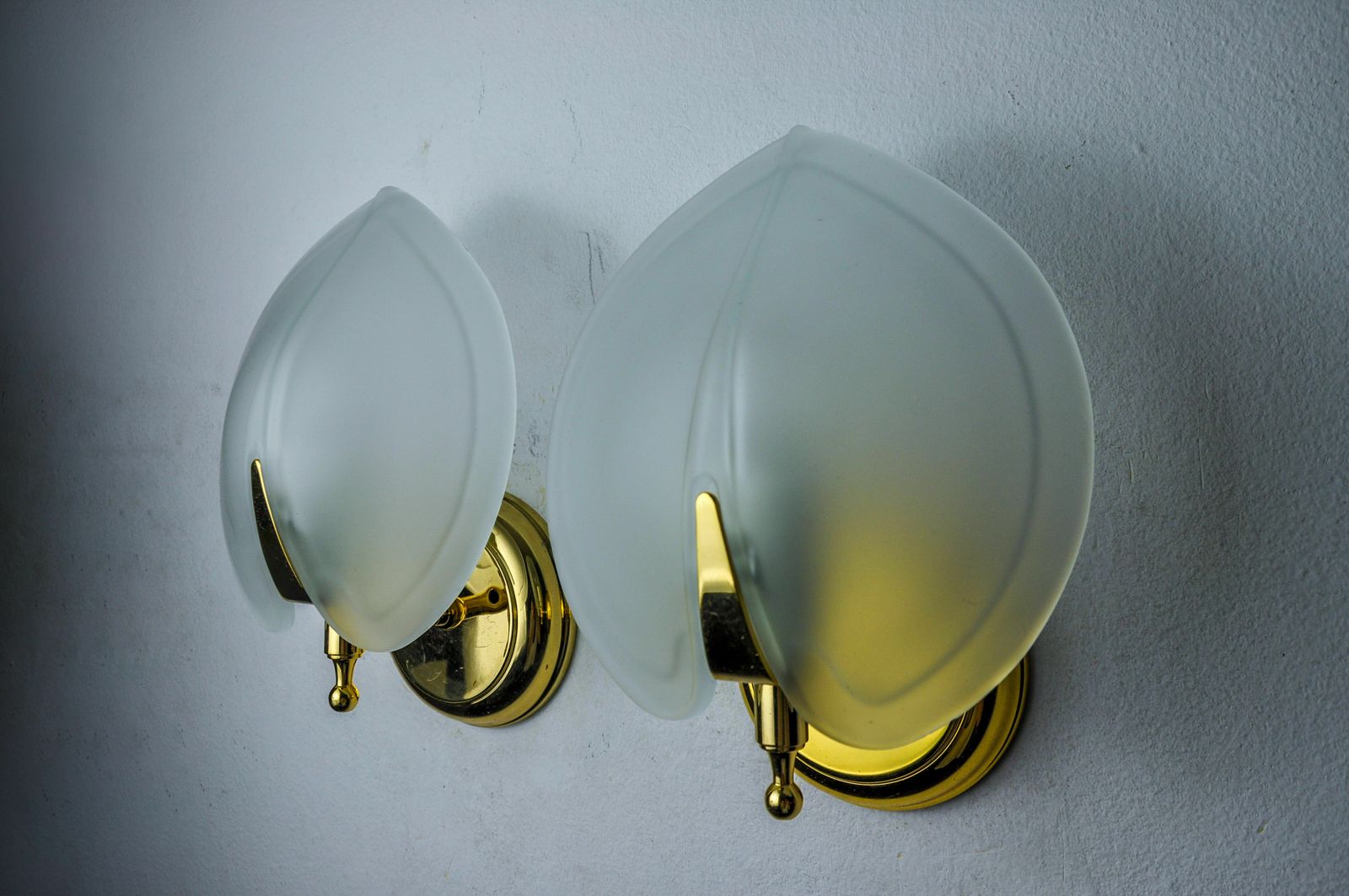 Pair Of "Leaf" Sconces In Opaque Glass, Murano, Italy 1980 photo Lighting