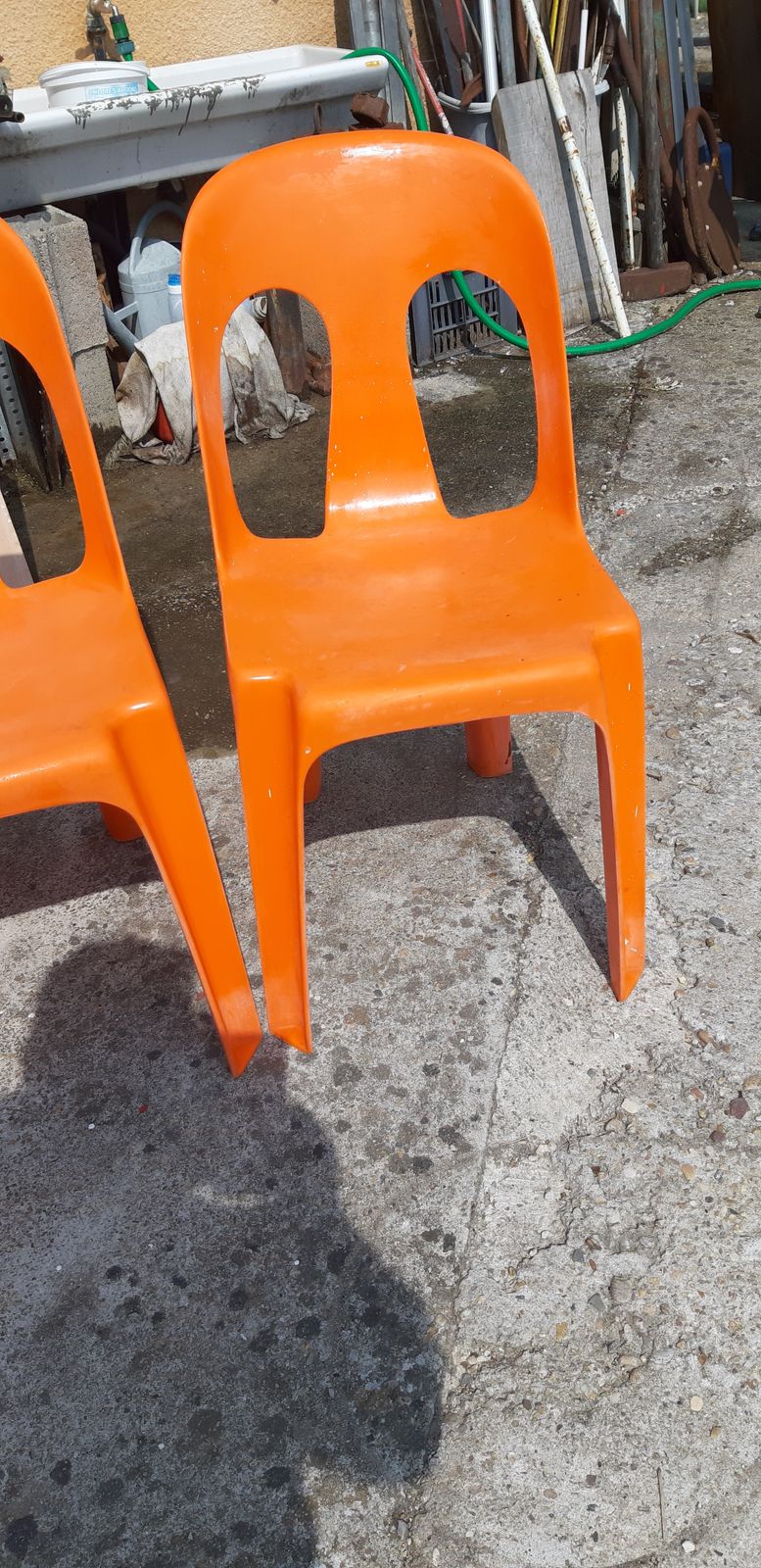 photo vinterior 12 Stackable Orange Plastic Chairs