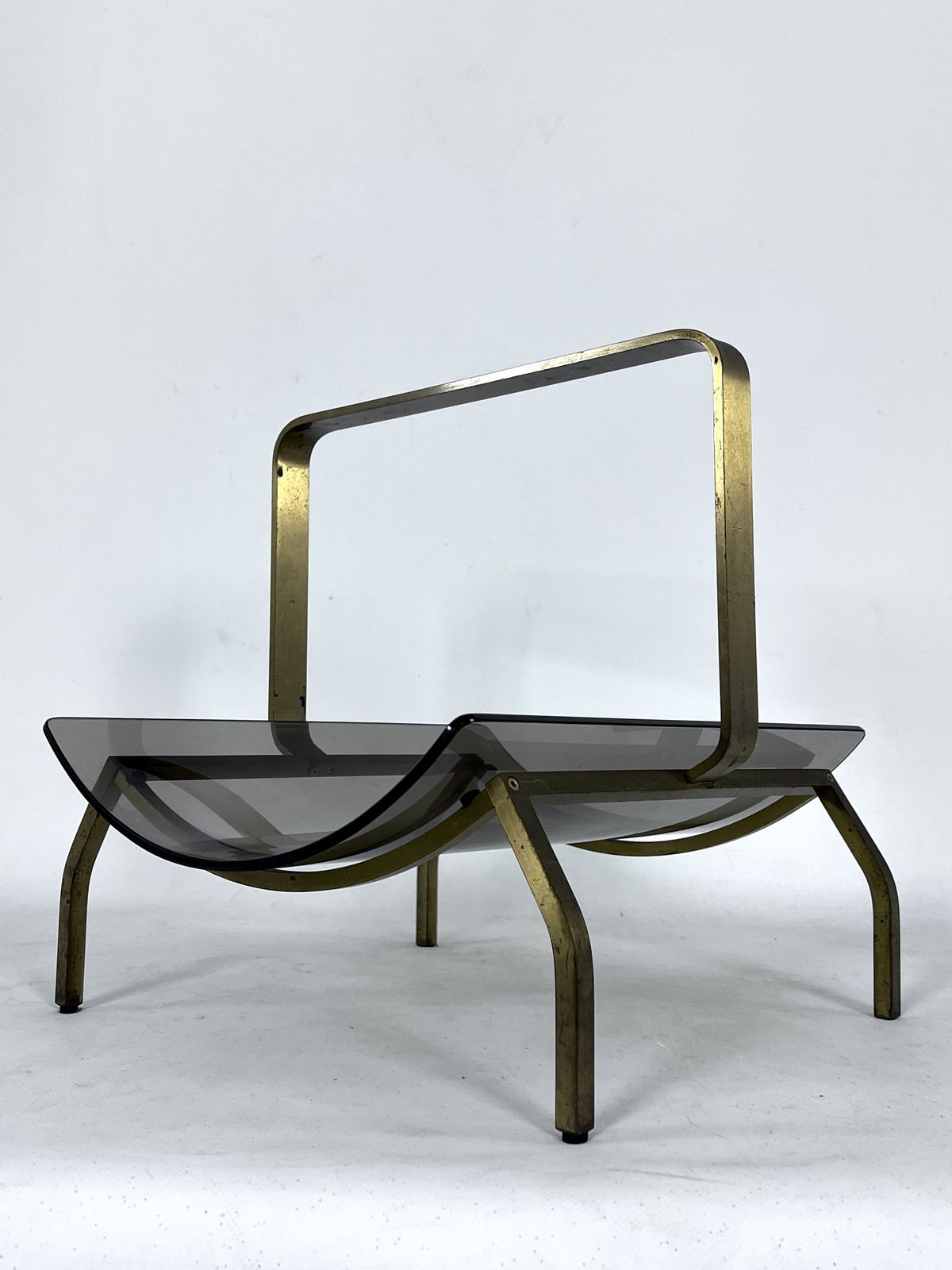 Fontana Arte, Mid Century Brass And Curved Glass Magazine Holder. Italy 1960s photo vinterior
