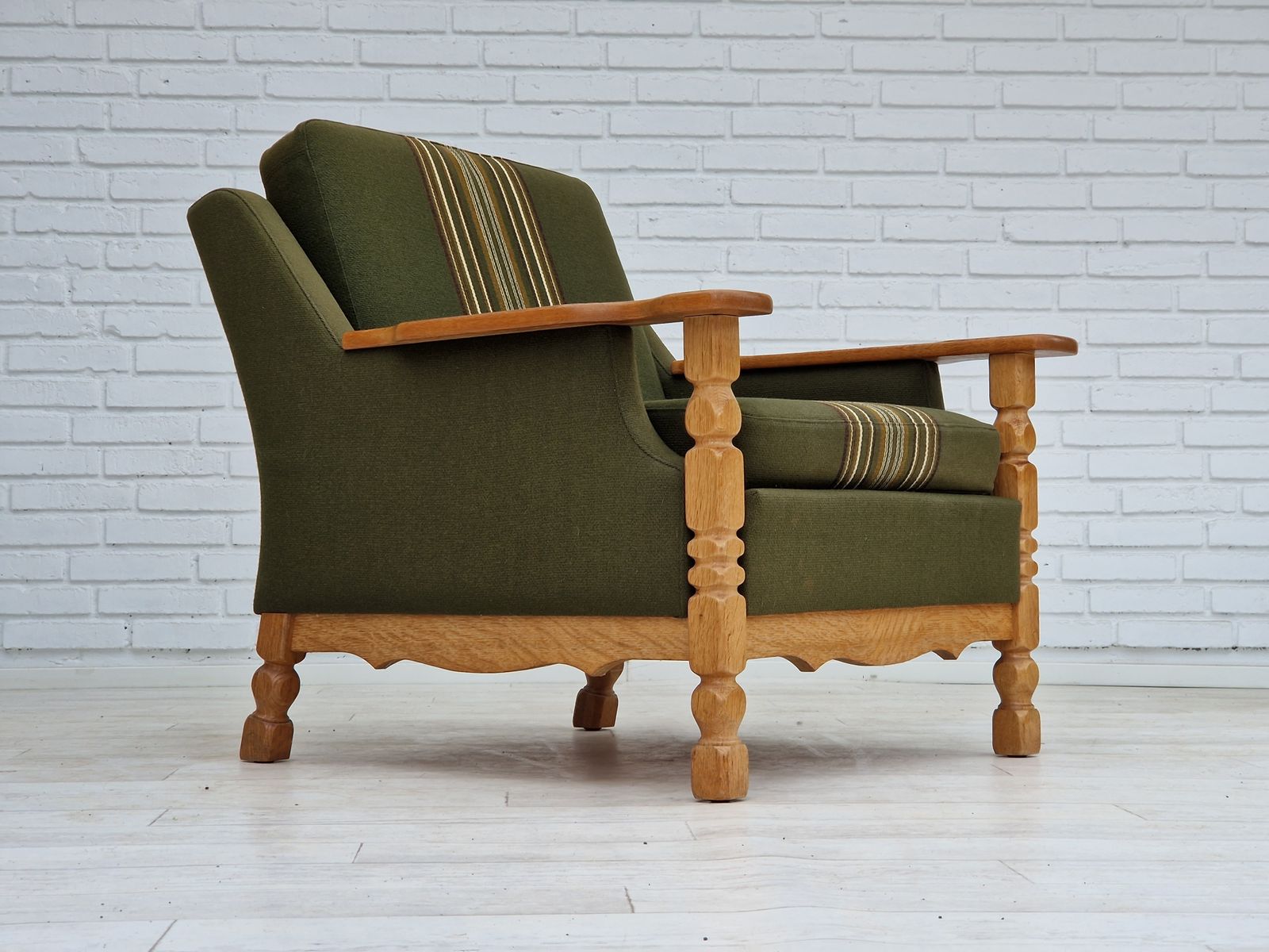 Jaren 1970, Deens Design, Loungestoel In Groen Meubelwol, Eikenhout.