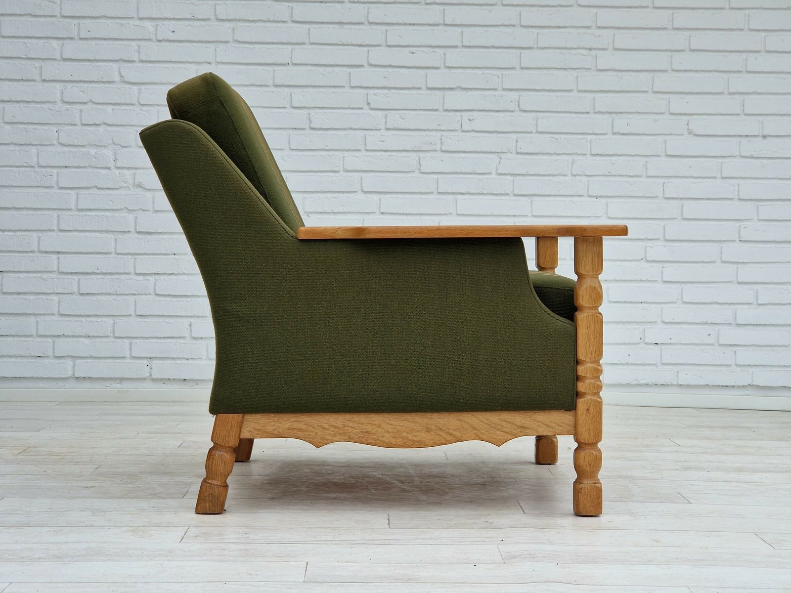 Jaren 1970, Deens Design, Loungestoel In Groen Meubelwol, Eikenhout. photo vinterior