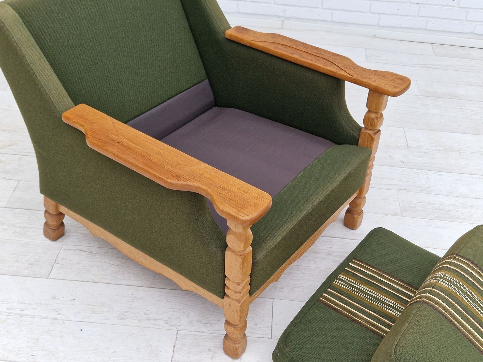 photo vinterior 1970s, Danish Design, Lounge Chair In Green Furniture Wool, Oak Wood.