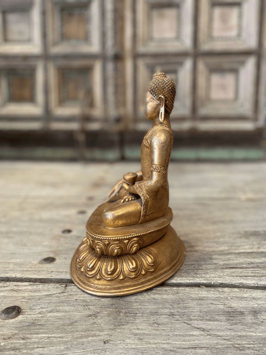 20th Century Meditation Buddha In Gold Gilt With Fine Etching photo furniture
