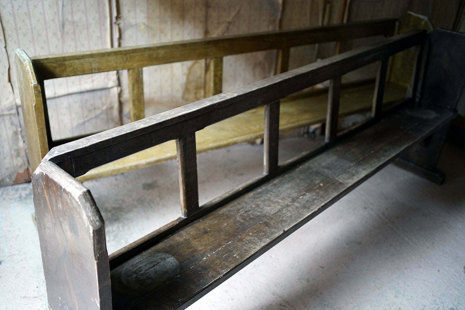 photo vintage A Large Pair Of Victorian Comb Decorated Painted Pine Church Pews C.1870