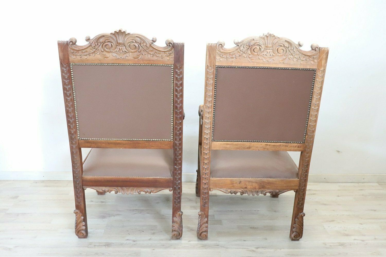 photo vintage Late 19th Century Carved Walnut Throne Chairs, Set Of 2