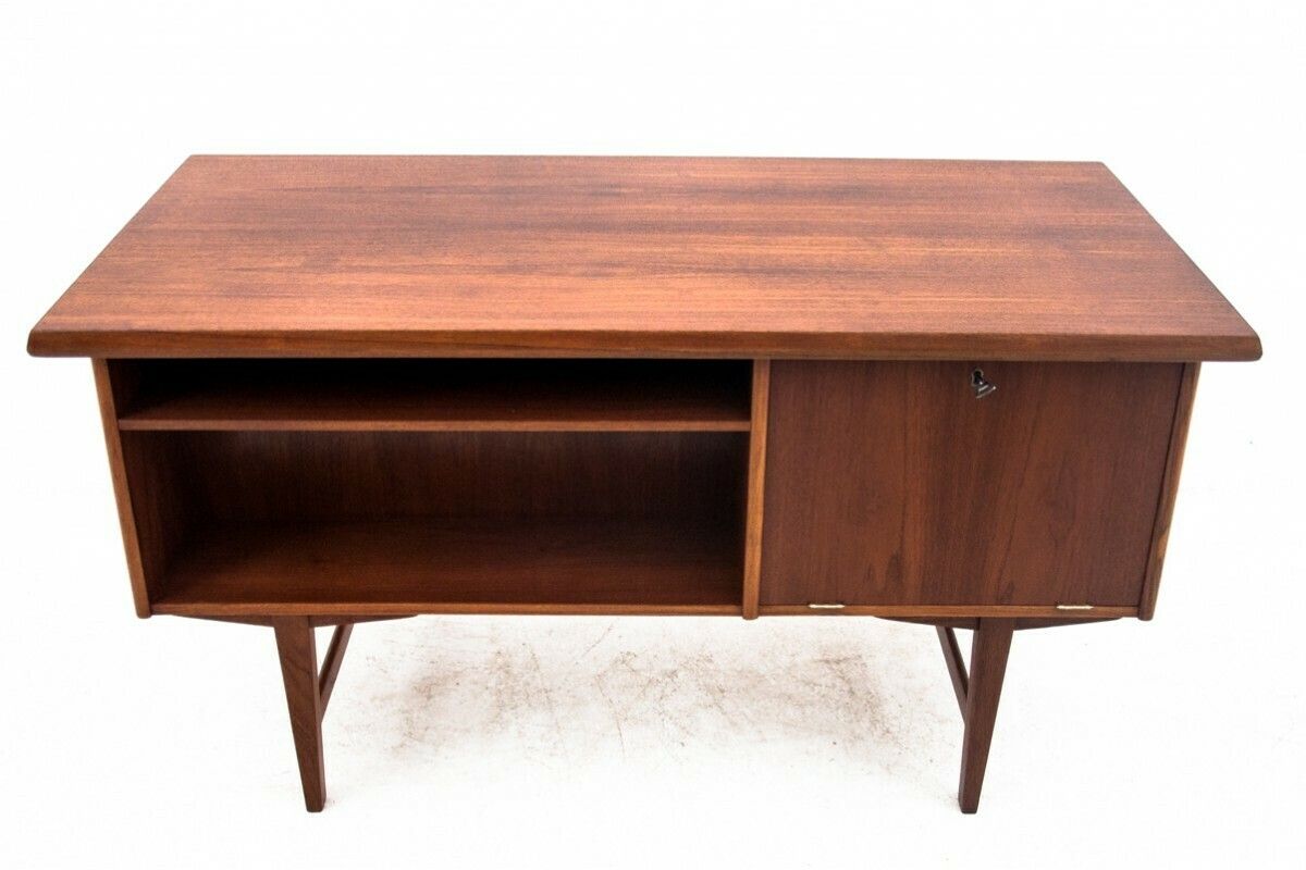 1693.0 Desk, Denmark, 1960s. After Restoration. photo