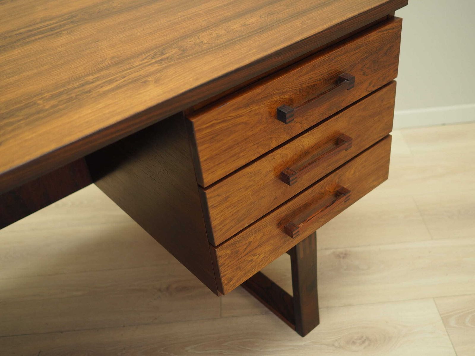 photo furniture Vintage Desk, Danish Design, 1960s, Designer: Torben Valeur & Henning Jensen, Manufacturer: Dyrlund
