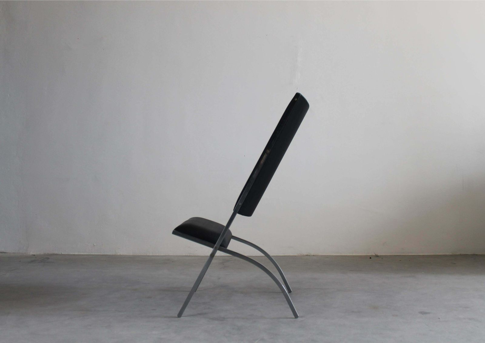 Gio Ponti Gabriella Folding Lounge Chair In Black Vynil By Pallucco 1991 Italy photo for sale