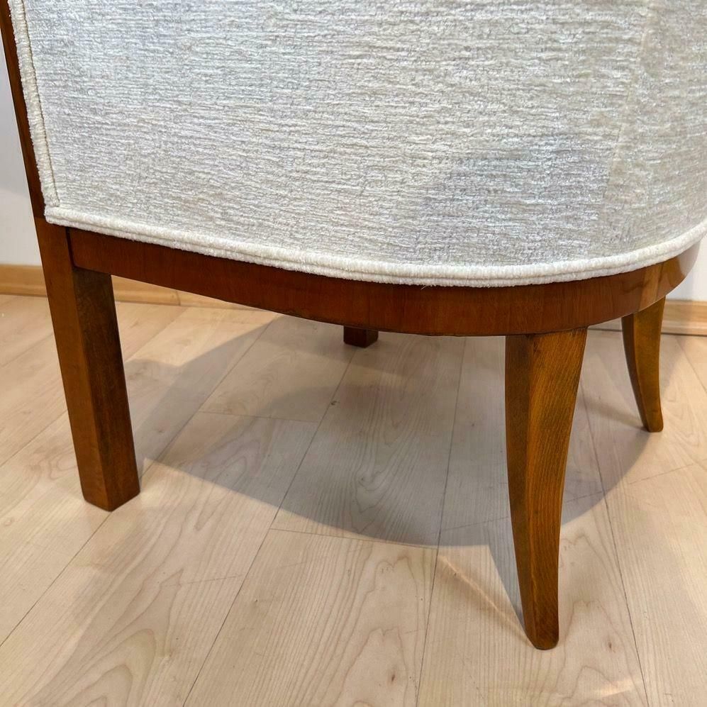 photo vintage Biedermeier Bergere Chair, Walnut, Creme Velvet, Austria Circa 1840