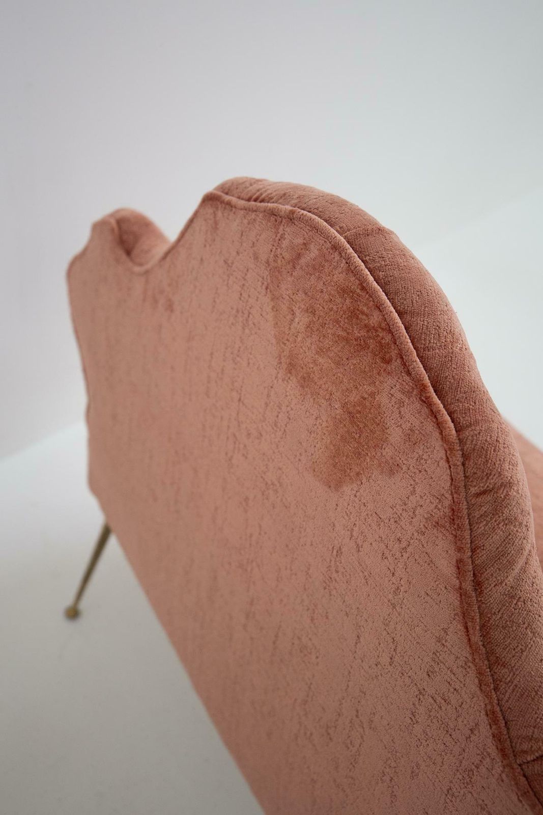 Italian Damask Fabric Capitonnè Sofa photo vinterior