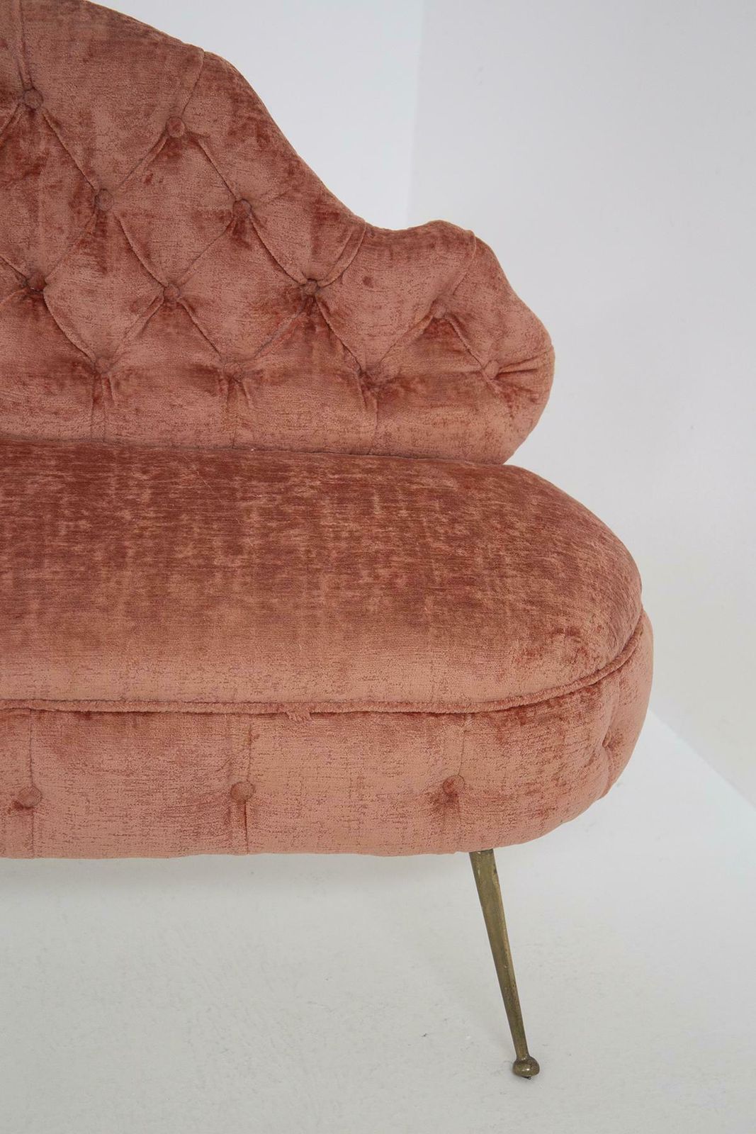 3647.0 Italian Damask Fabric Capitonnè Sofa photo