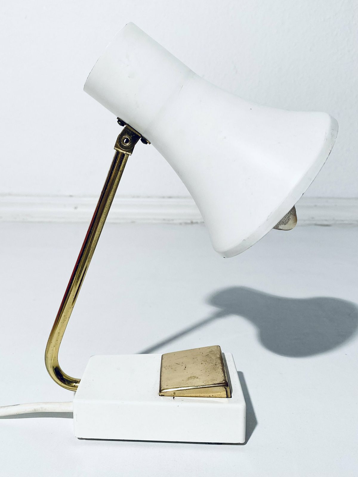Small Mid Century White Metal Table Lamp / Bedside Lamp / Vintage 1950s Decor photo vinterior
