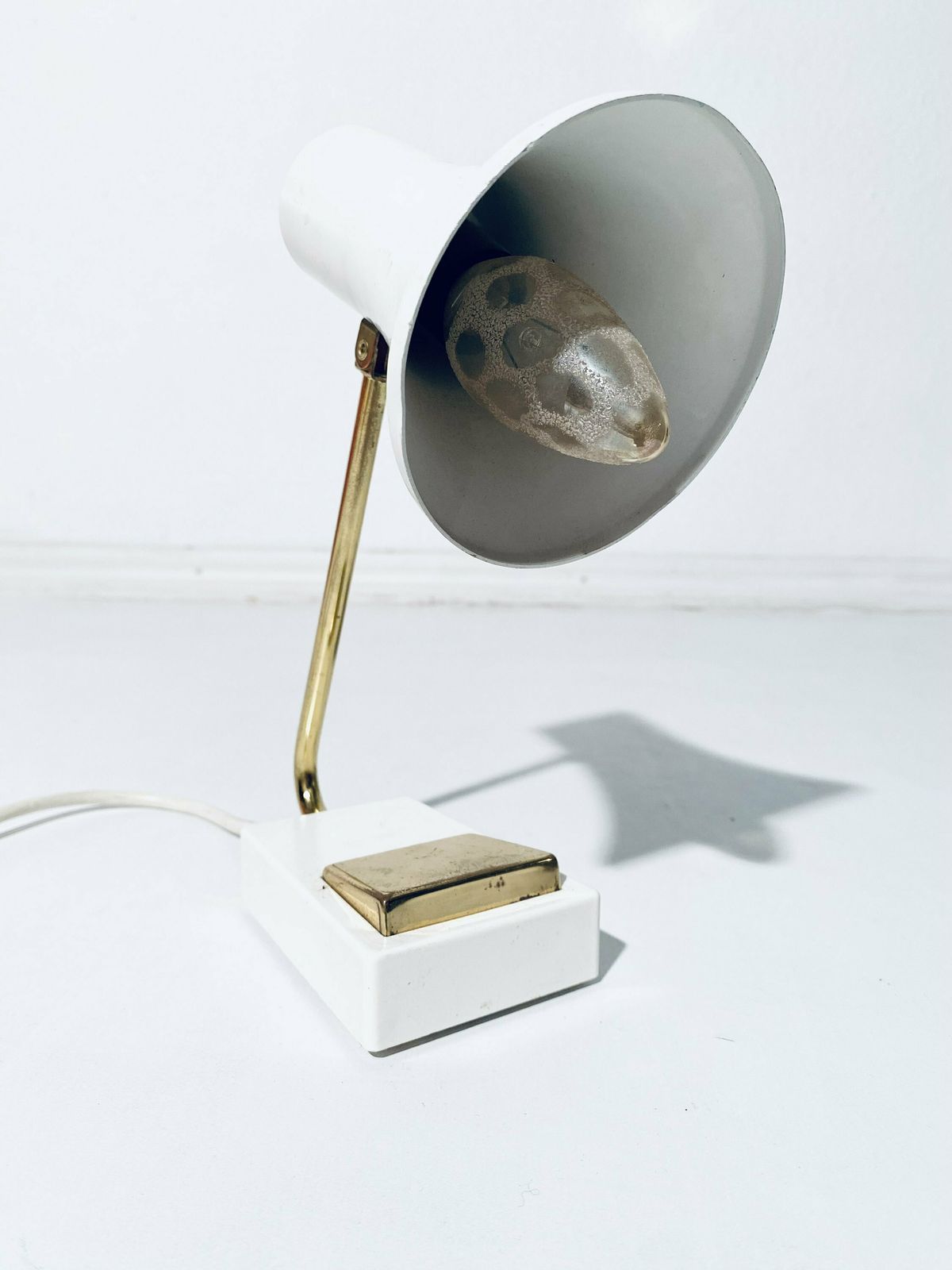 Small Mid Century White Metal Table Lamp / Bedside Lamp / Vintage 1950s Decor photo vintage