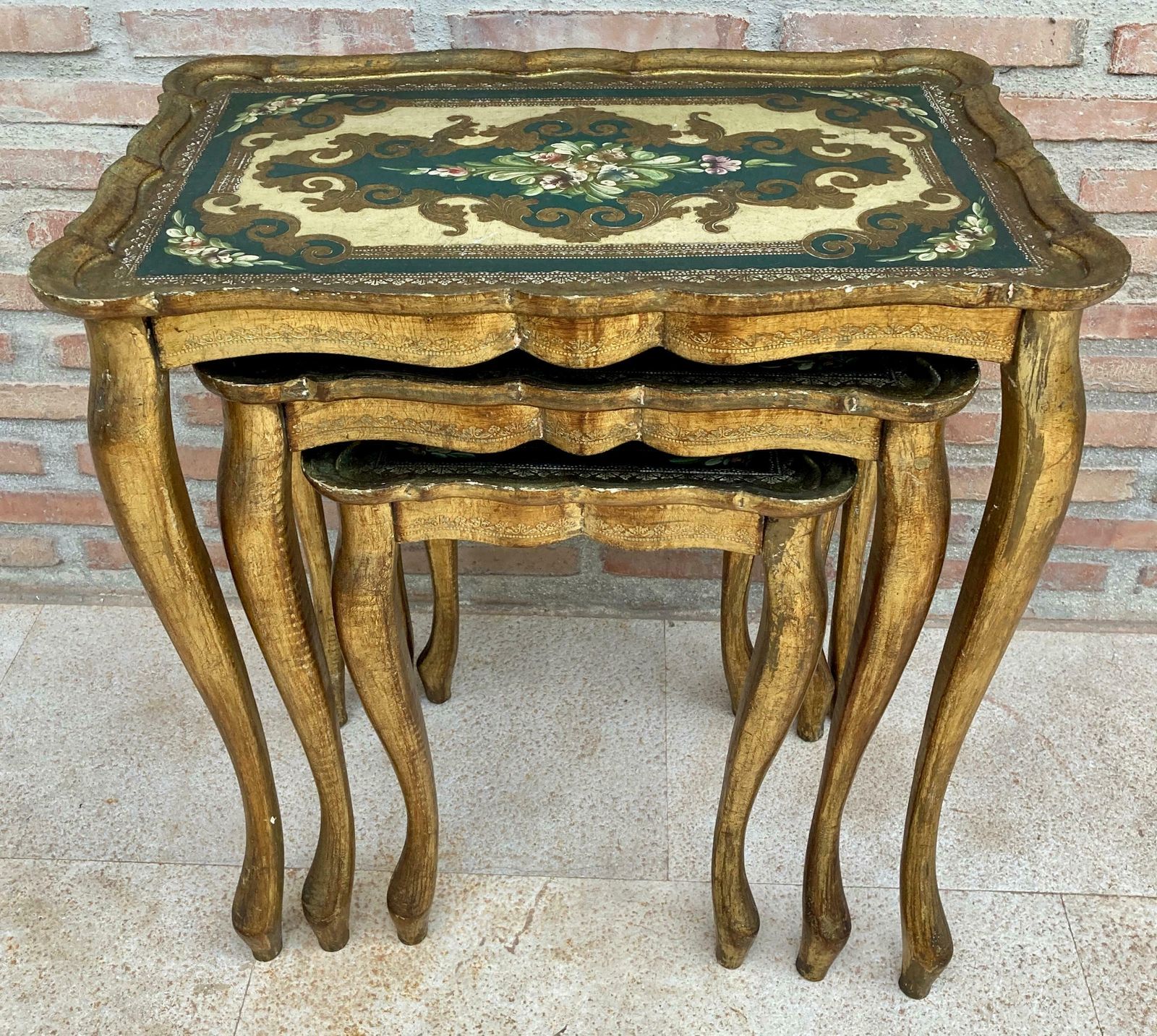 photo for sale Tables gigognes néoclassiques florentines en bois doré, Italie, années 1960, lot de 3