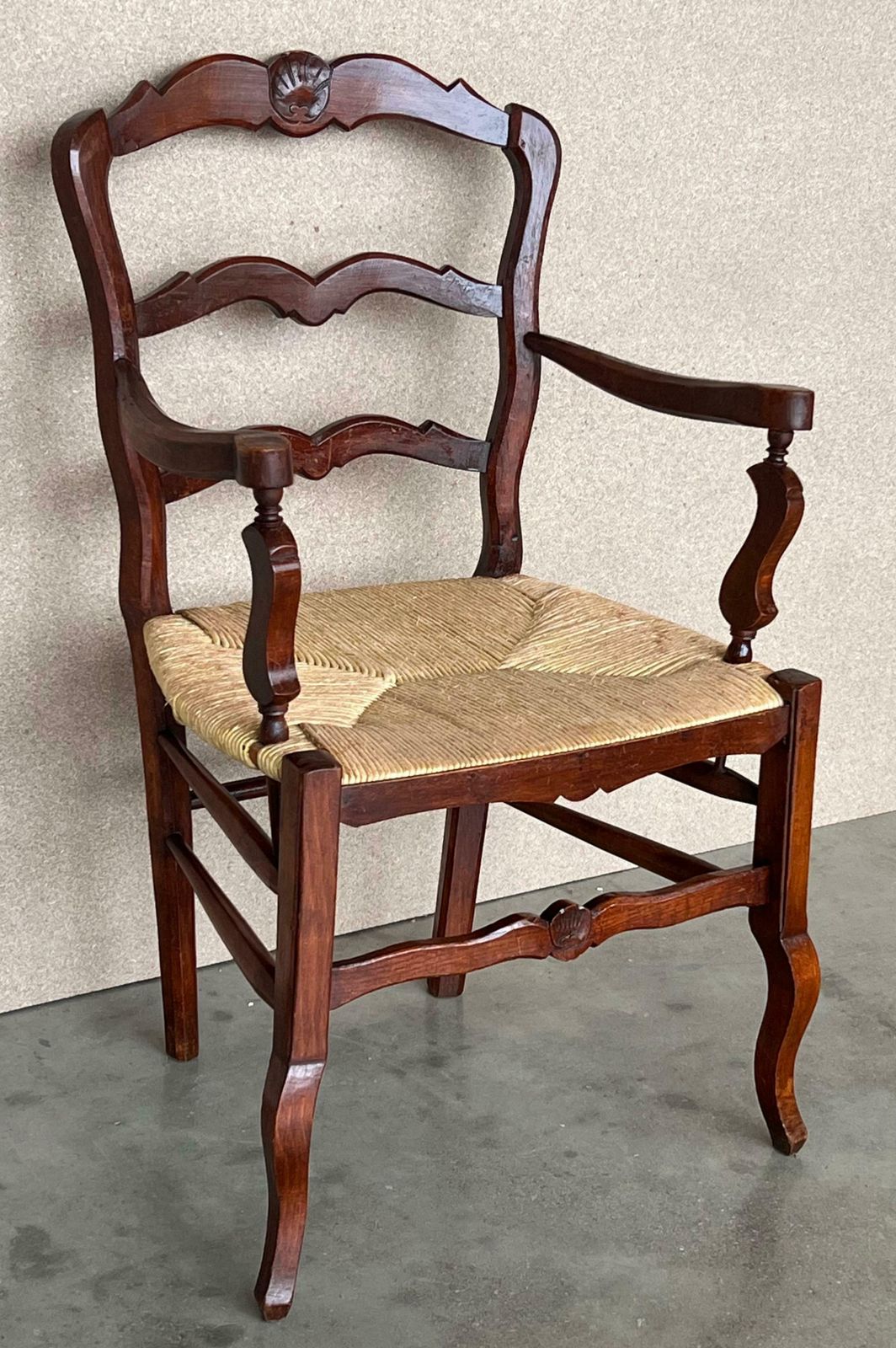 Ensemble de huit fauteuils espagnols d'époque XIXe siècle, assise en jonc photo furniture