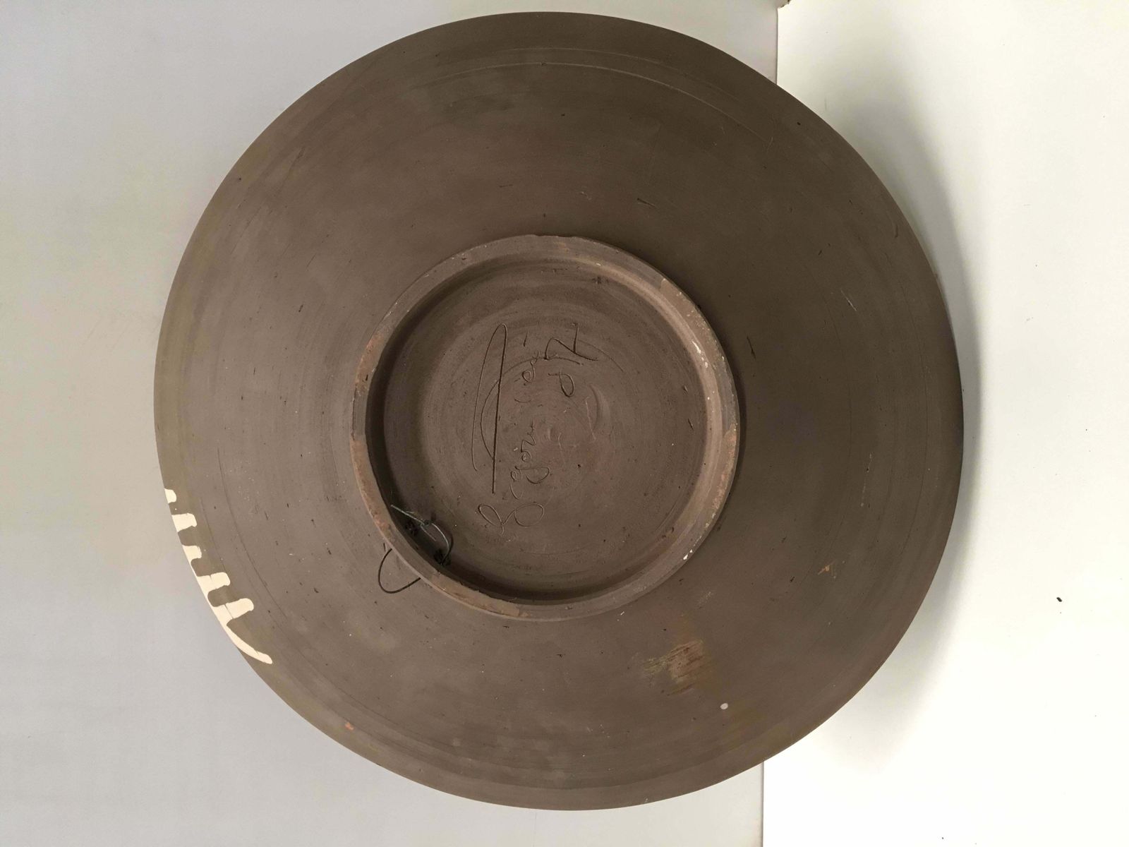 Plat en grès mat à motifs ornementaux en relief, XXe siècle photo furniture