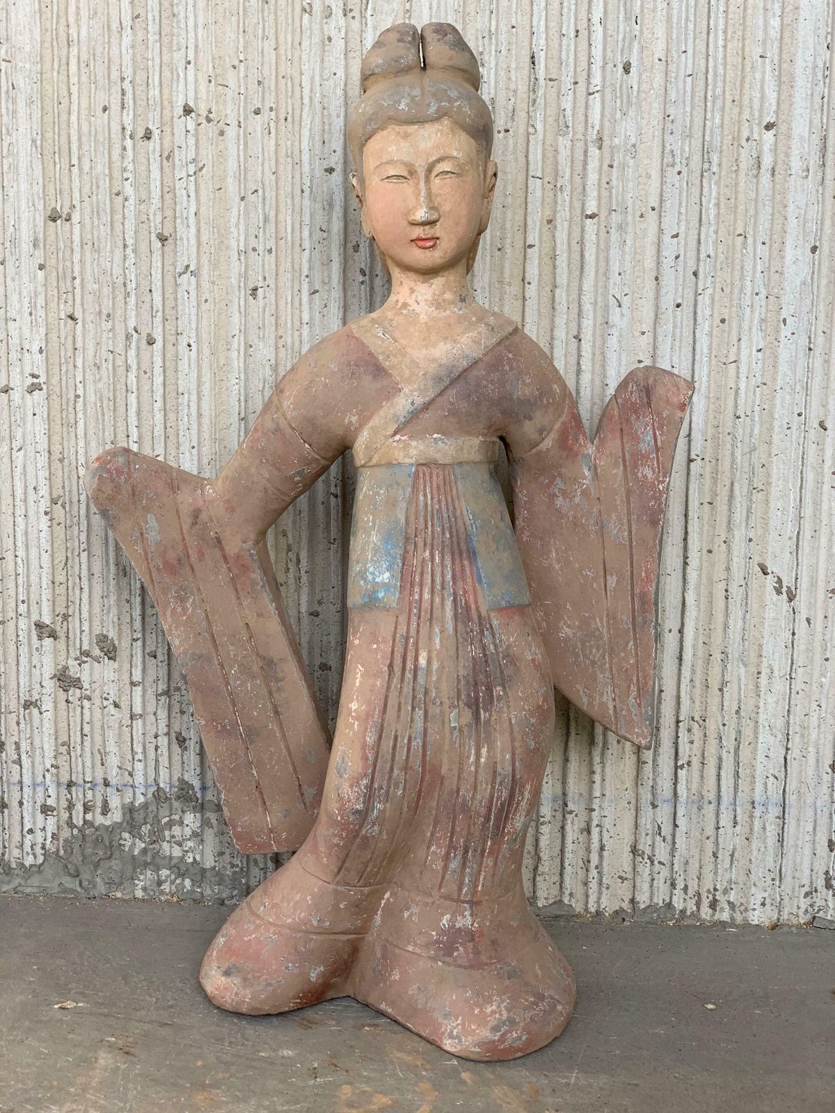 Figurine en terre cuite de style Han, séductrice et danseuse photo for sale