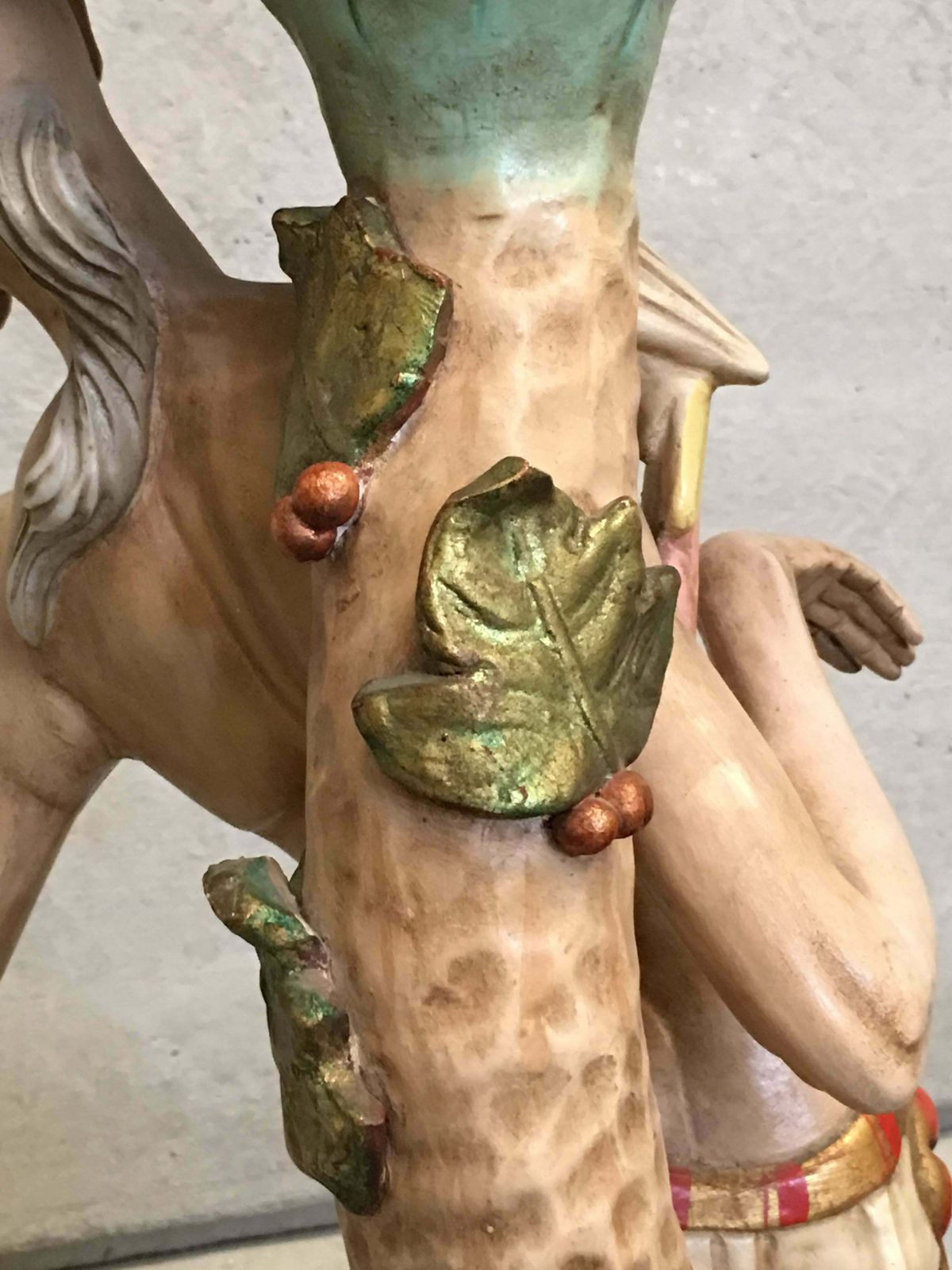 photo furniture Sculpture du XXe siècle représentant un homme asiatique aux oiseaux et motifs d'Arlequin, Espagne