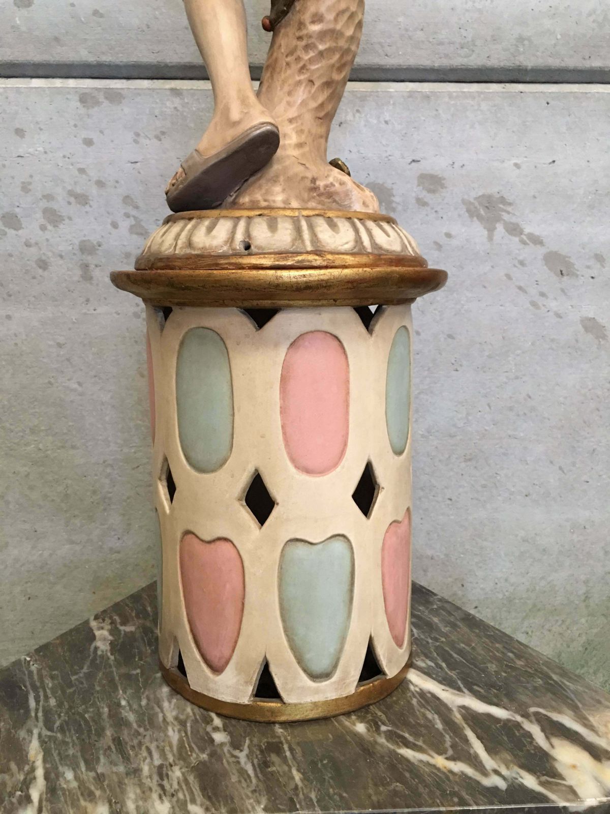 Art Sculpture du XXe siècle représentant un homme asiatique aux oiseaux et motifs d'Arlequin, Espagne photo