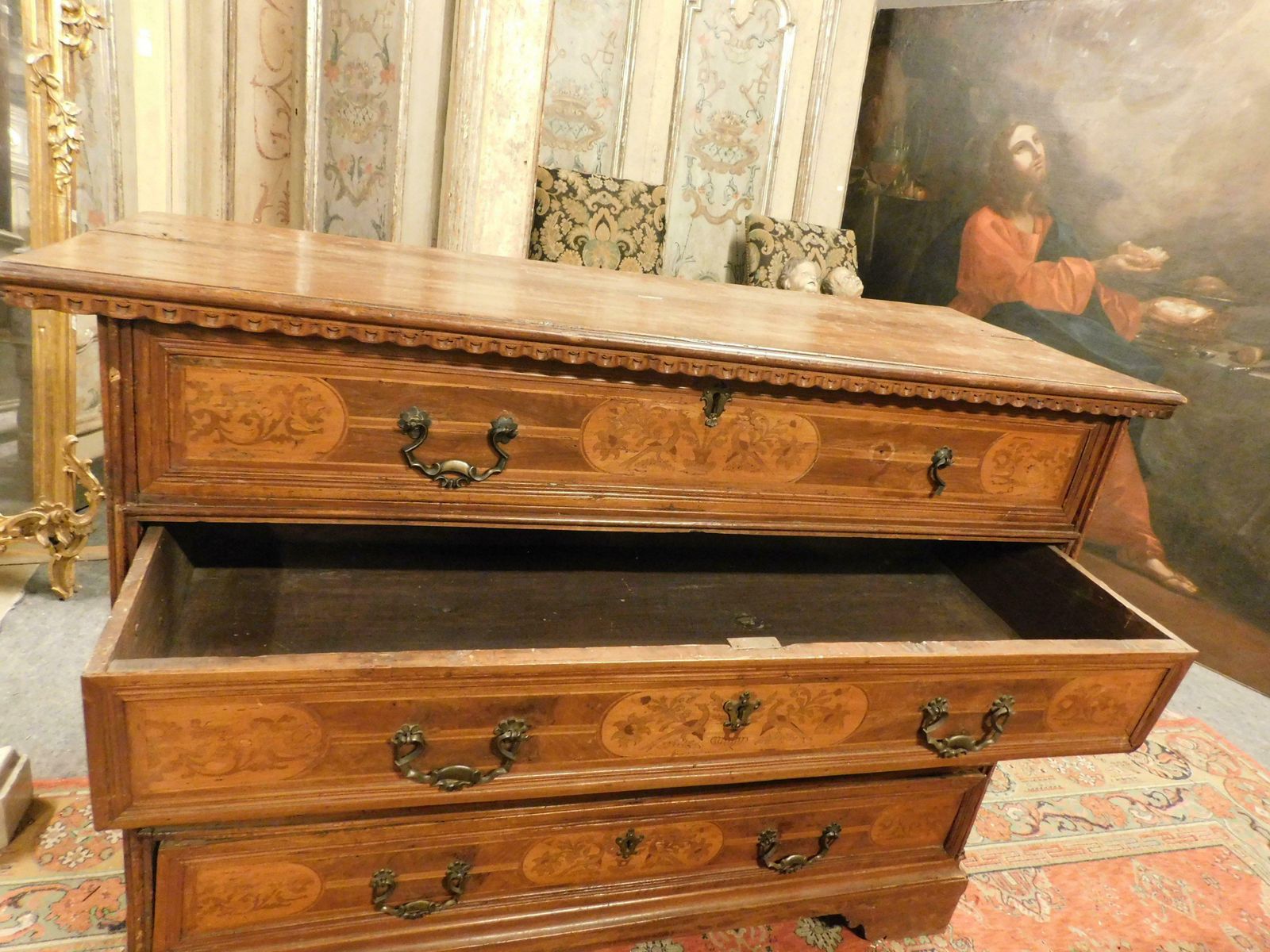 photo furniture Chest Of Drawers / Flap In Walnut Inlay With Three Drawers, Italy