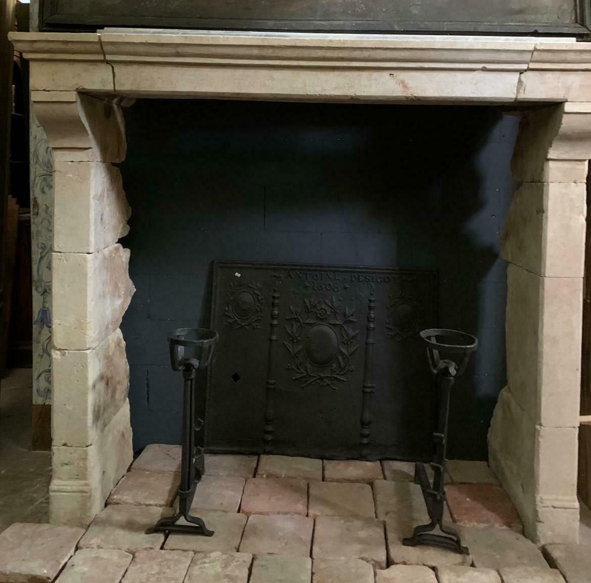 photo vinterior Ancient Fireplace Mantle In Trani Stone, From Italy In The 19th Century