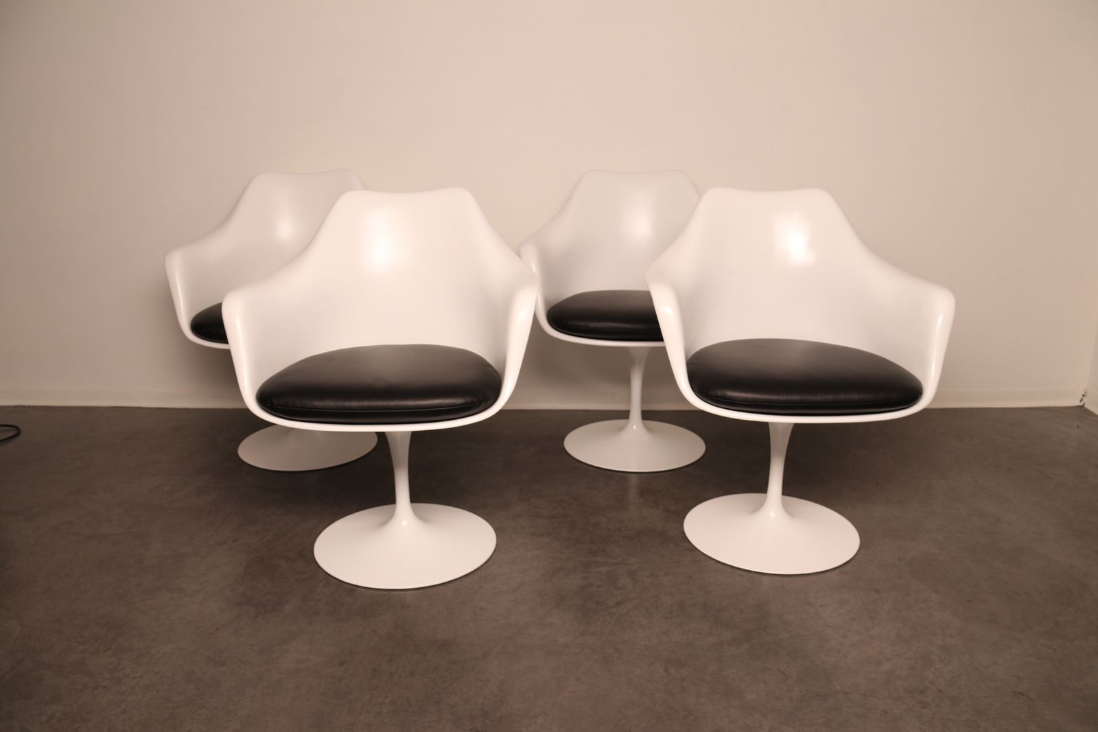 4 Tulip Dining Chairs With Armrests By Eero Saarinen For Knoll   Us   1960's photo for sale