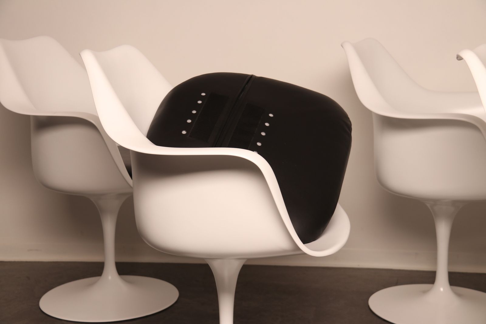 photo vintage 4 Tulip Dining Chairs With Armrests By Eero Saarinen For Knoll   Us   1960's