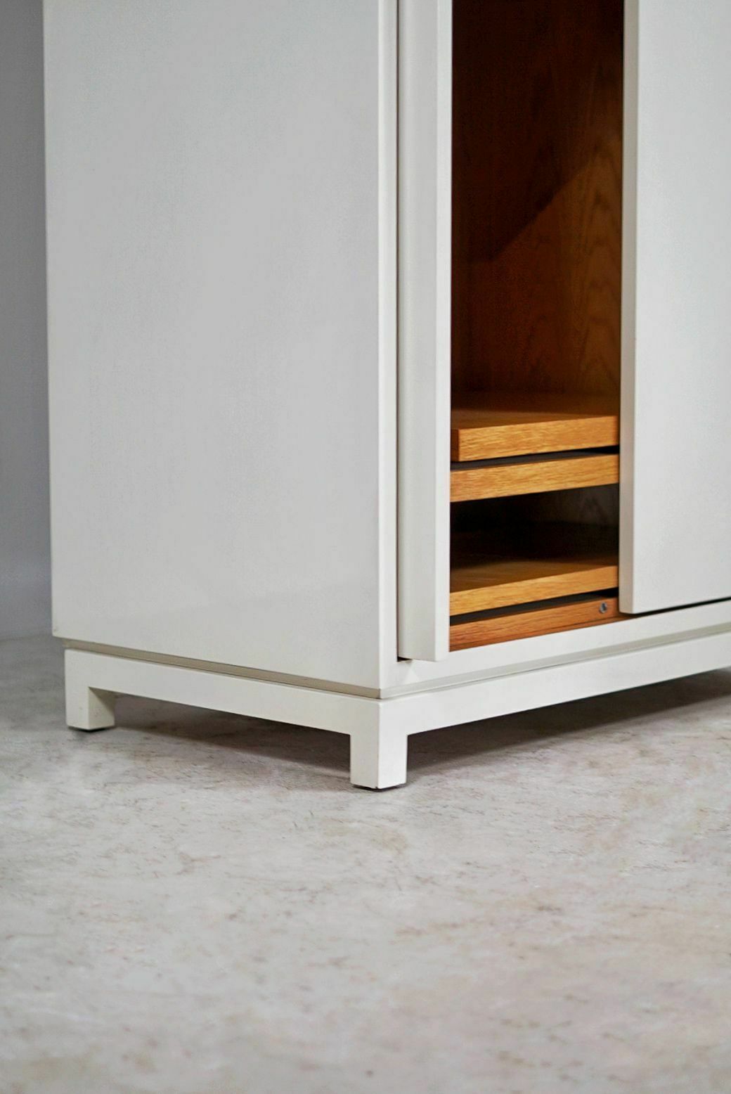 Decoene Voor Emiel Veranneman, Wit Gelakt Eikenhouten Kabinet, België, Jaren 1960 photo for sale