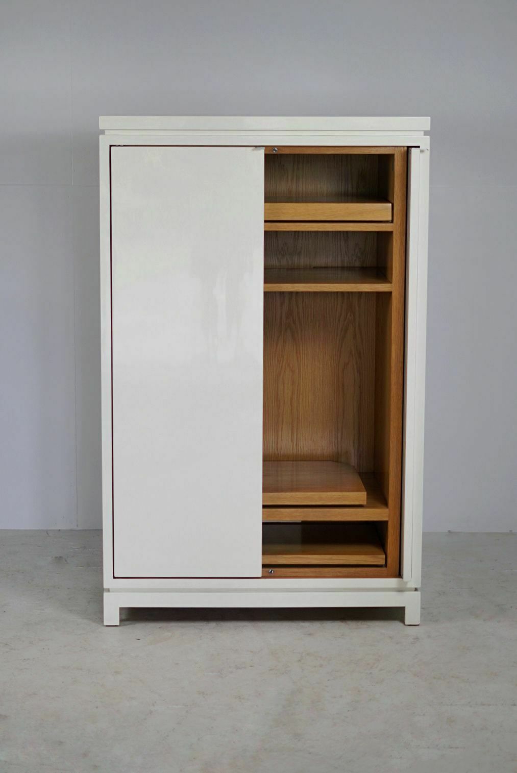 photo furniture Decoene Voor Emiel Veranneman, Wit Gelakt Eikenhouten Kabinet, België, Jaren 1960