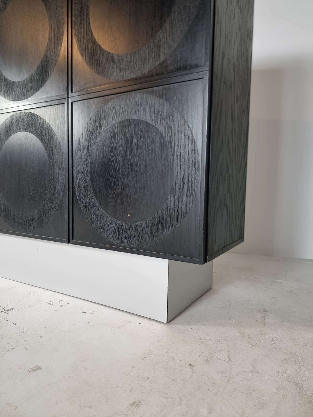 photo furniture Groot Zwart Brutalistisch Musterring Highboard